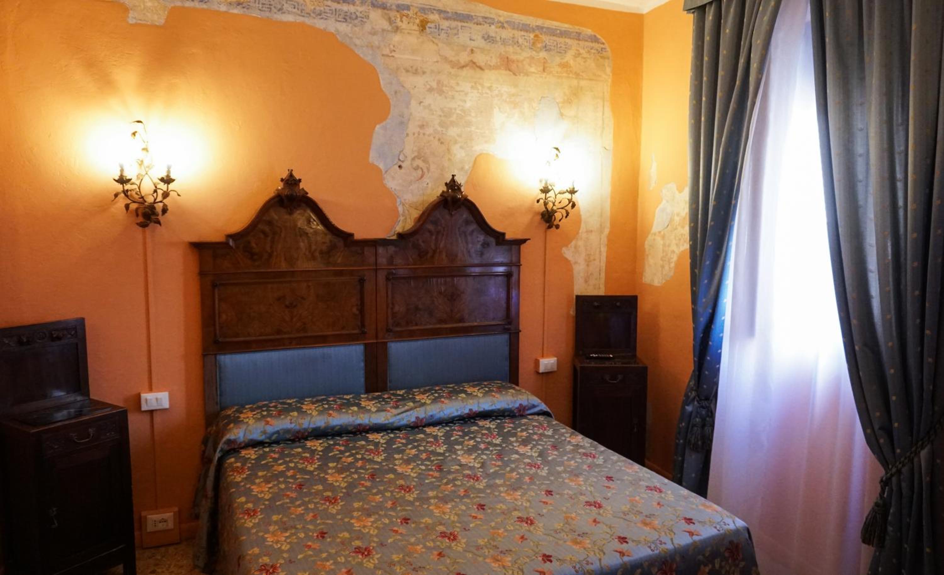 Queen Suite - Photo 1