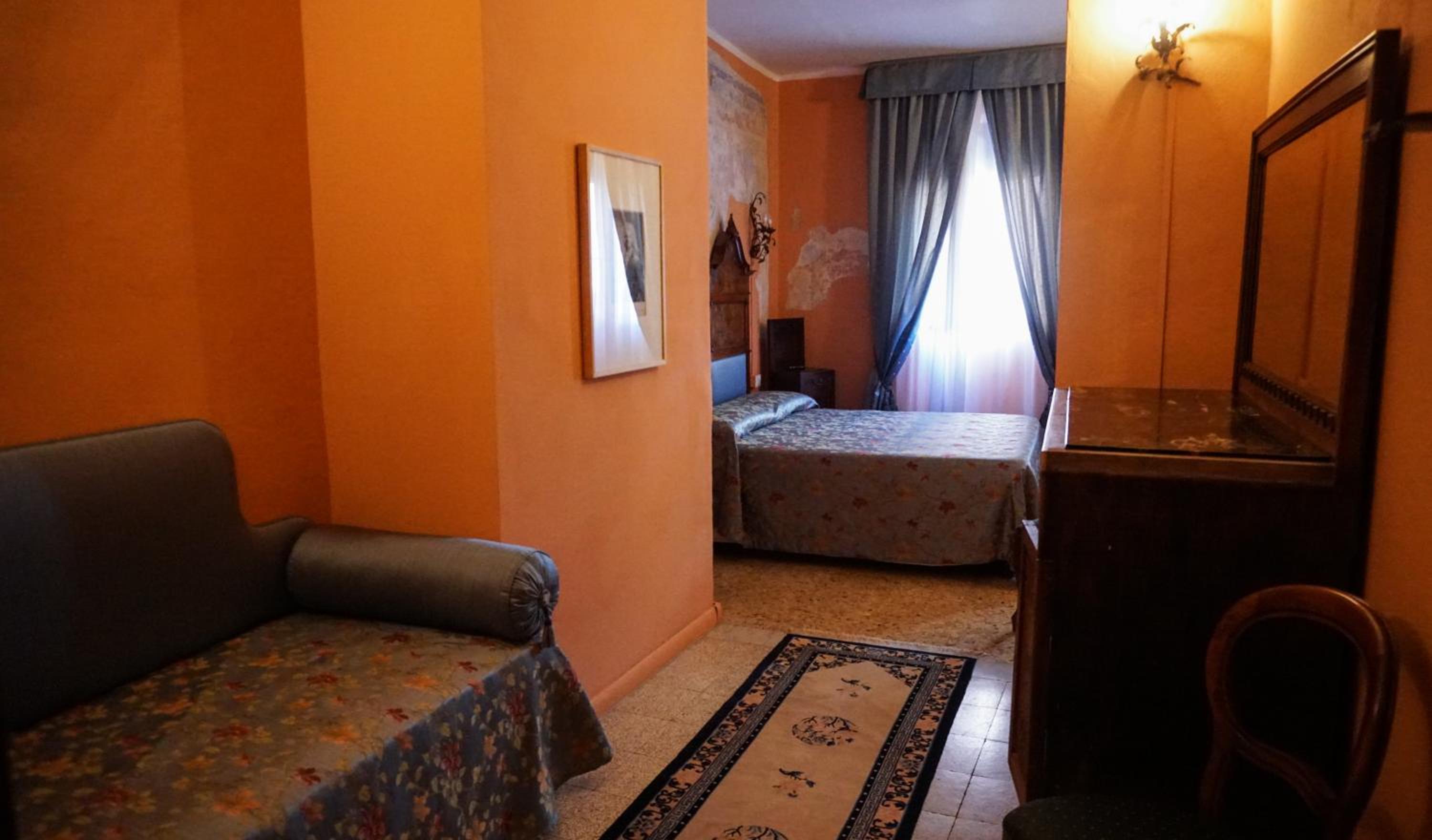 Queen Suite - Photo 2