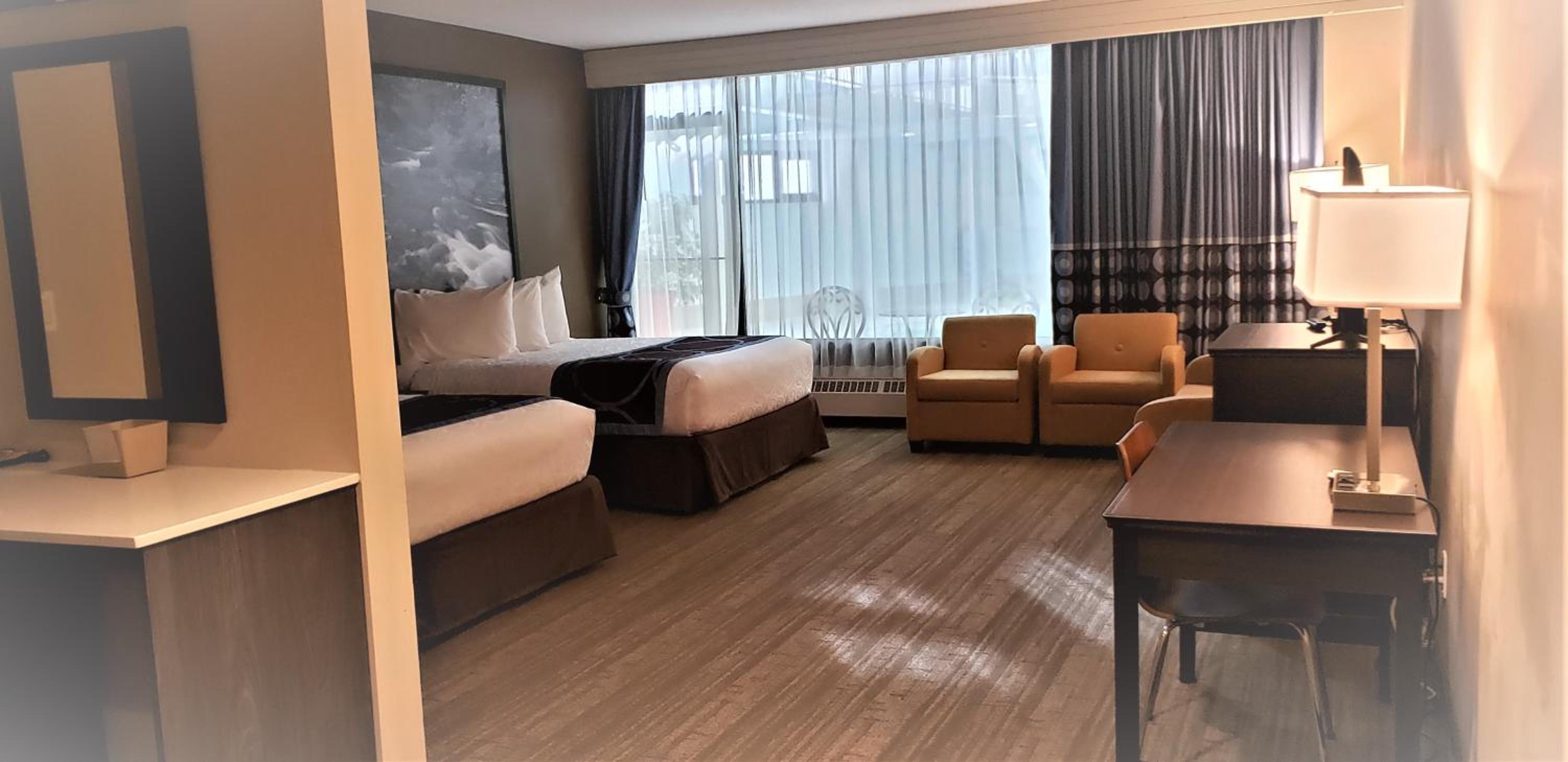 Queen Suite with Two Queen Beds and Pool View - Non-Smoking - Photo 4