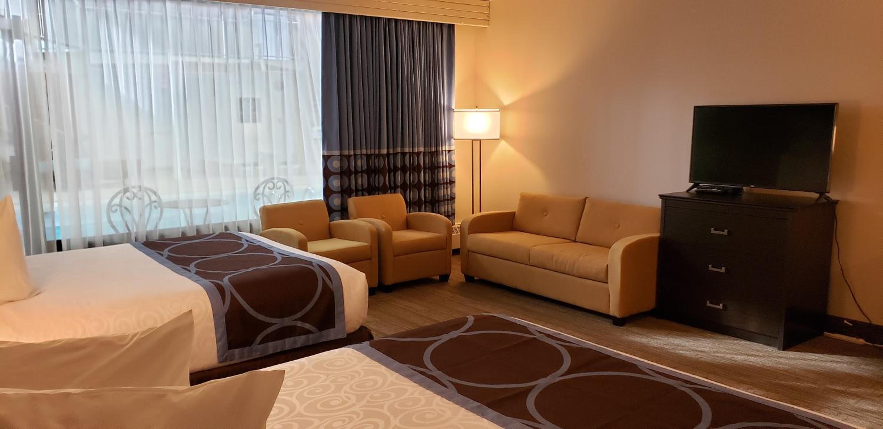 Queen Suite with Two Queen Beds and Pool View - Non-Smoking - Photo 5