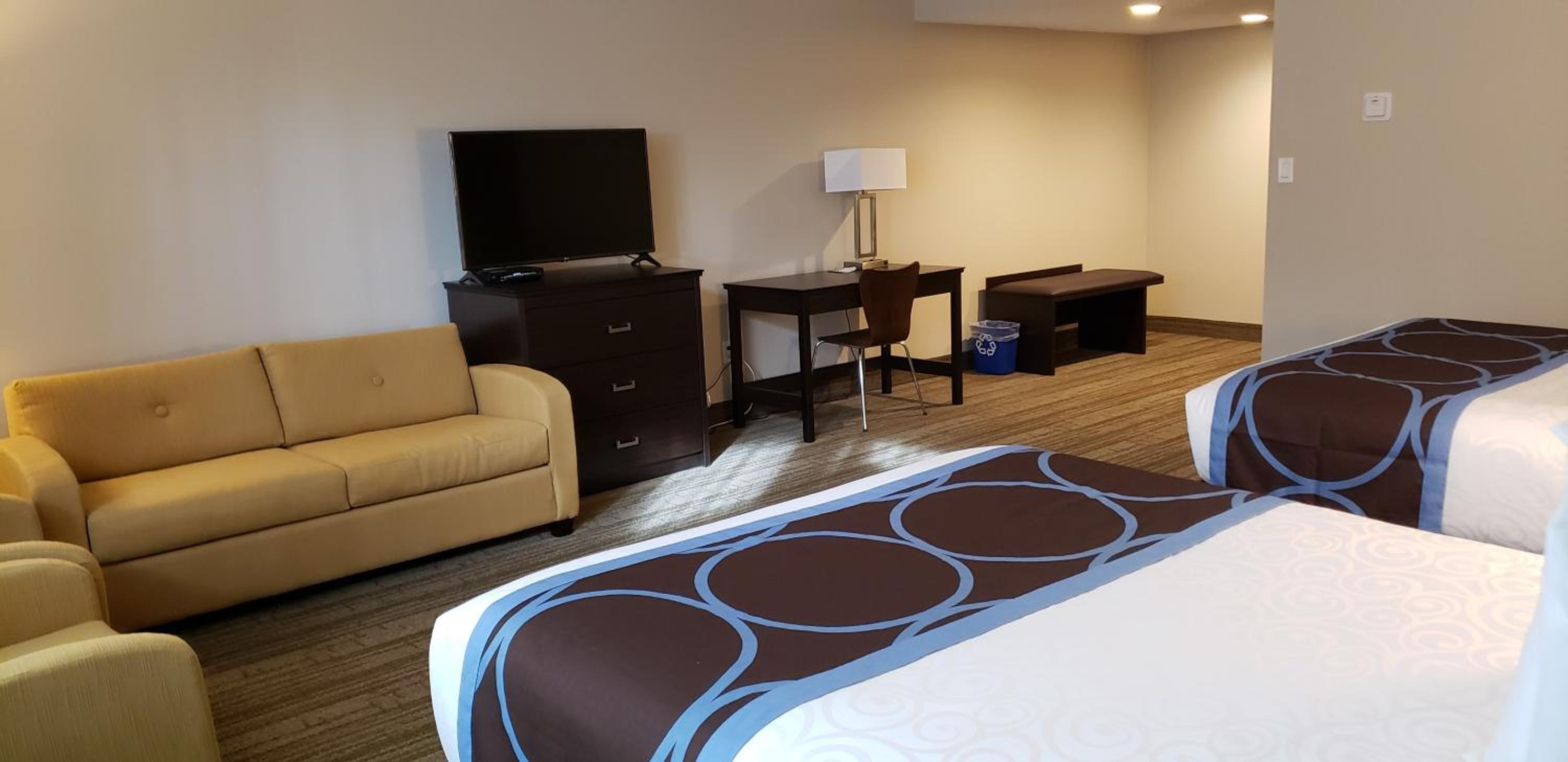 Queen Suite with Two Queen Beds and Pool View - Non-Smoking - Photo 6