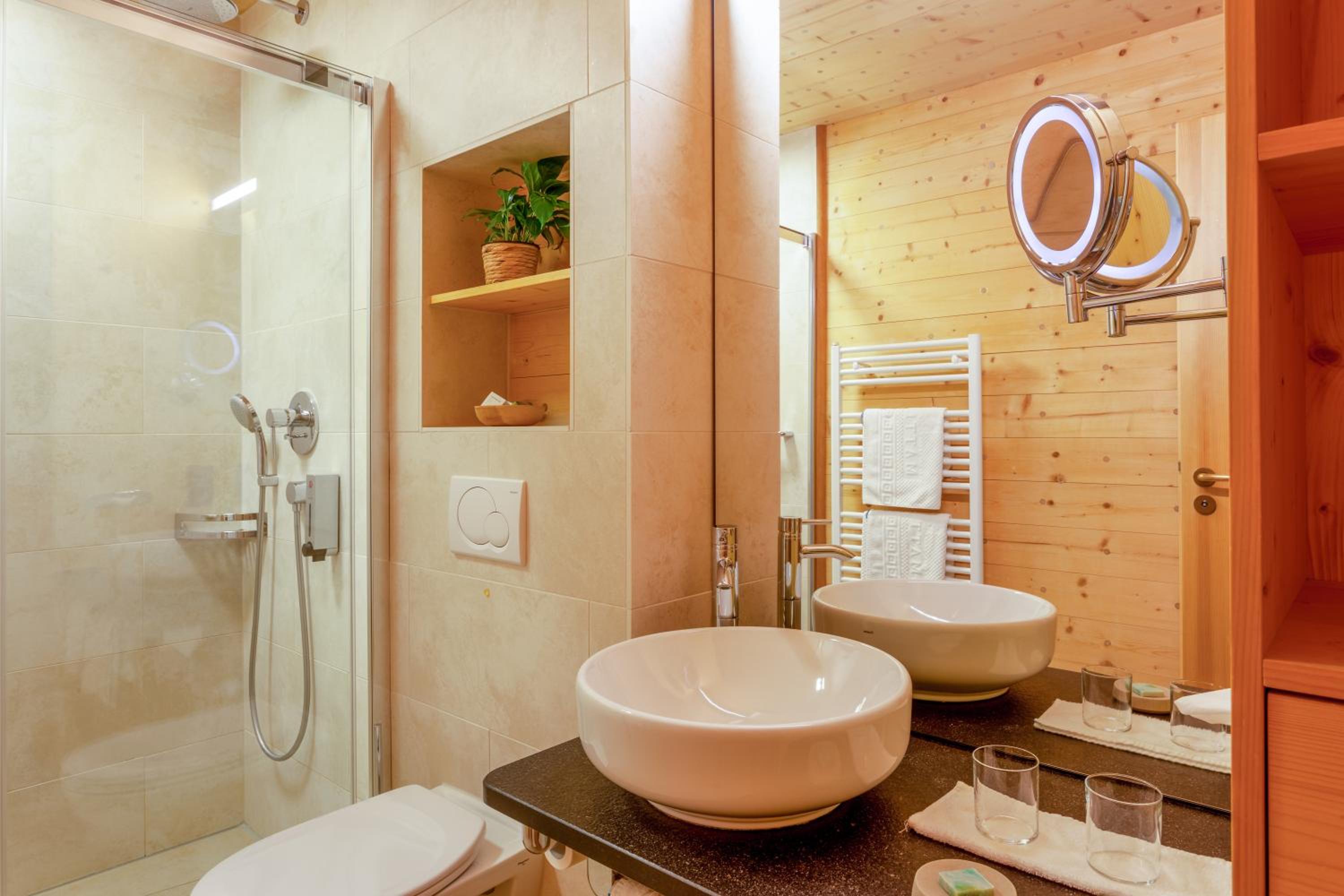 Deluxe Double Room with Balcony - Photo 4