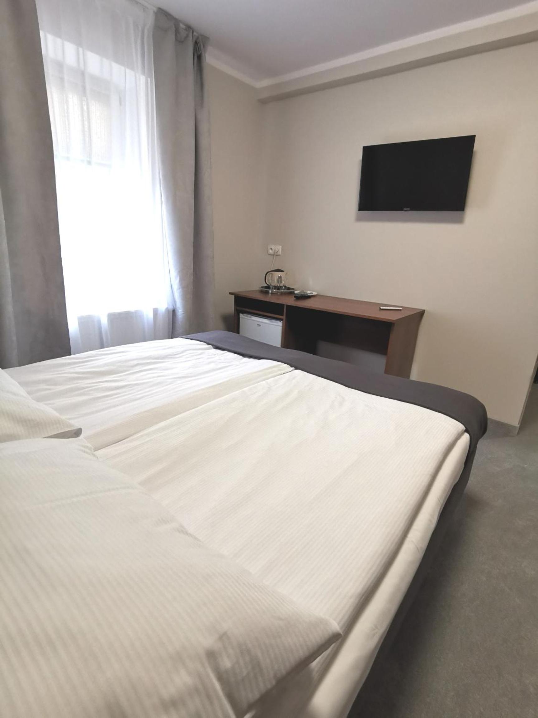 Double or Twin Room with Bathroom - Photo 2