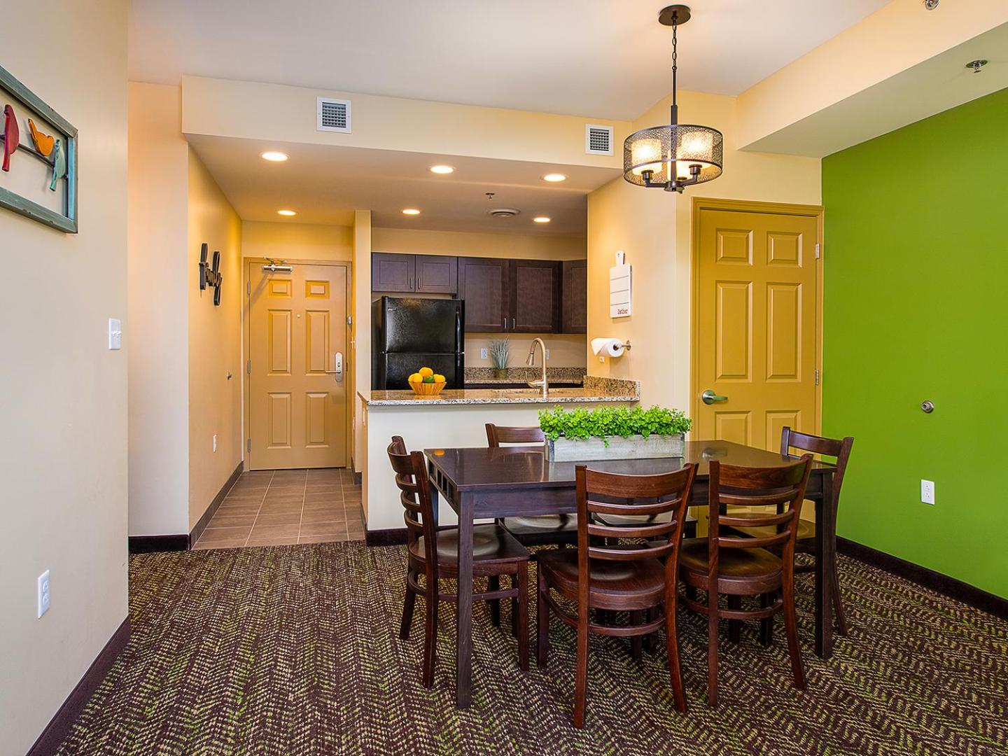 One-Bedroom Suite - Photo 5