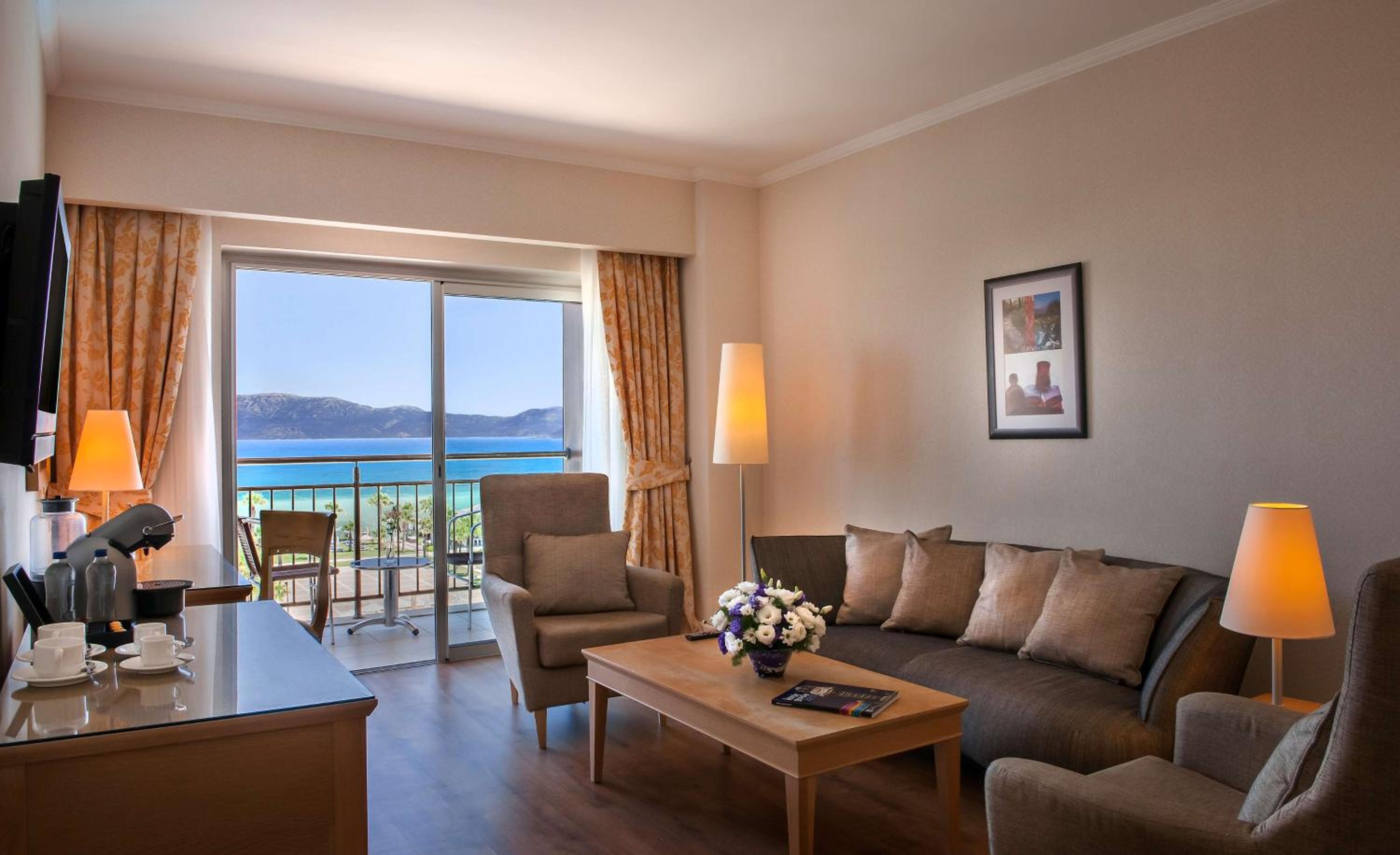 Suite with Balcony and Sea View - Photo 13