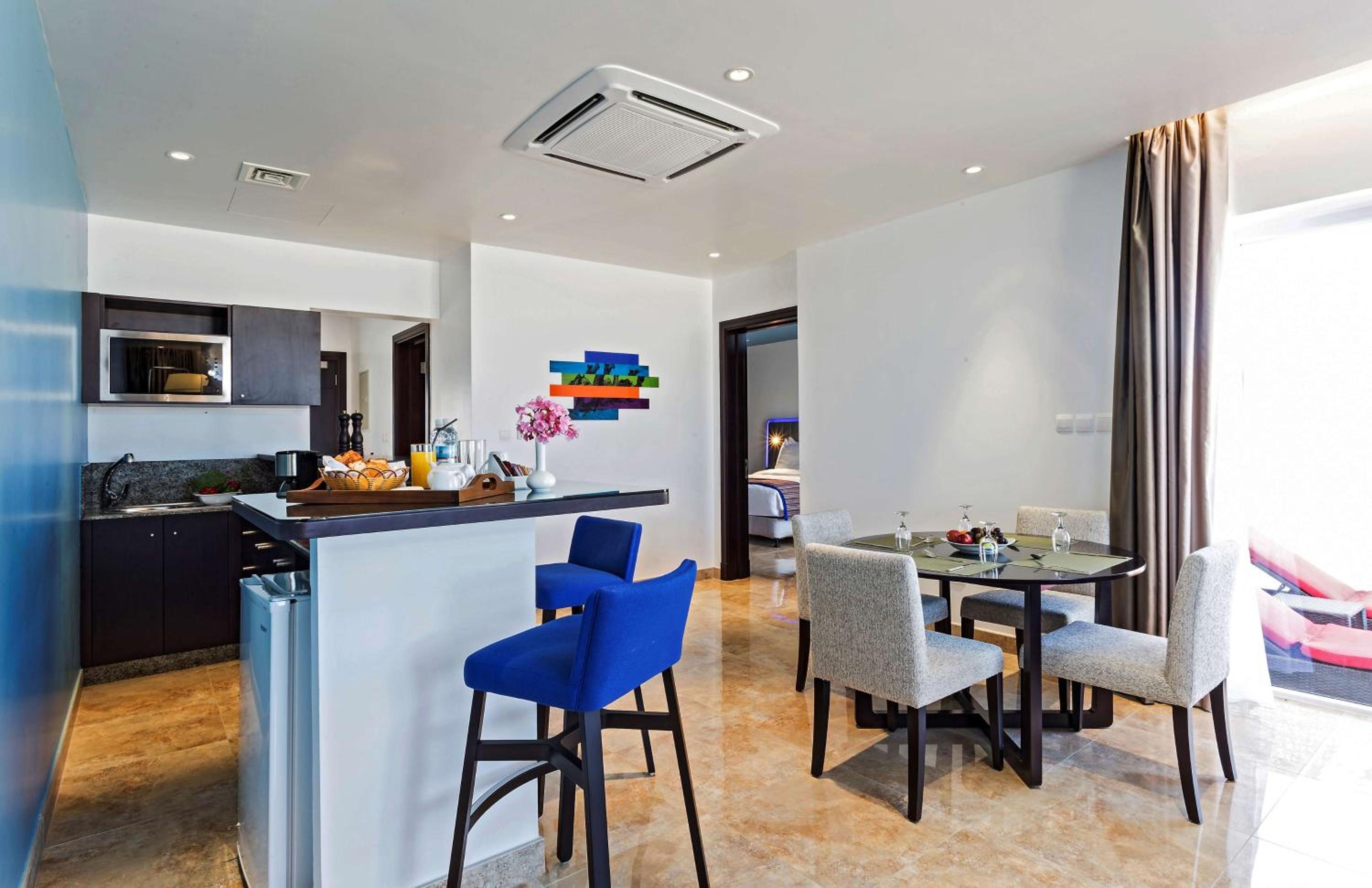 One-Bedroom Chalet with Terrace and Sea View photo 2