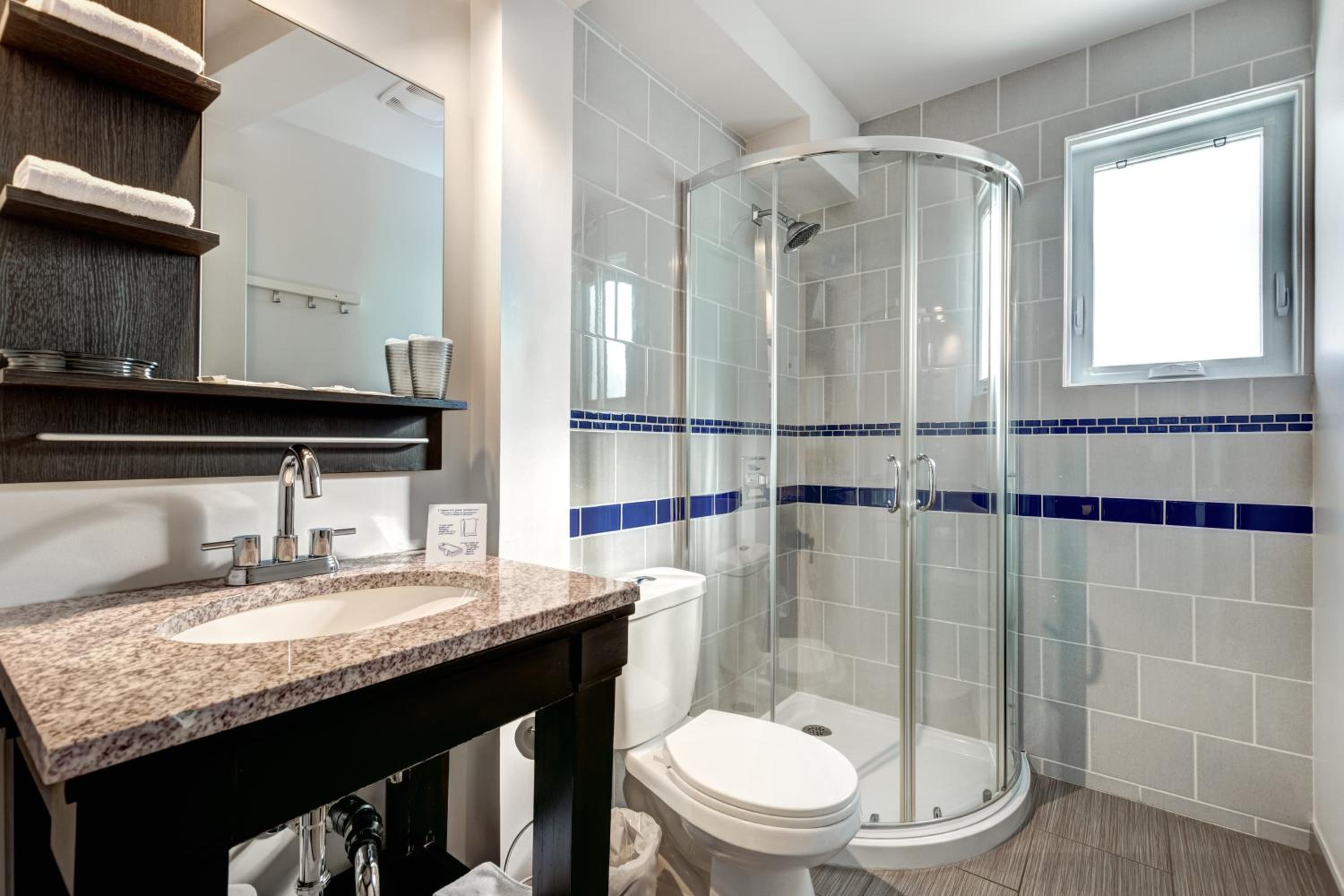Queen Room with Spa Bath thumbnail 5