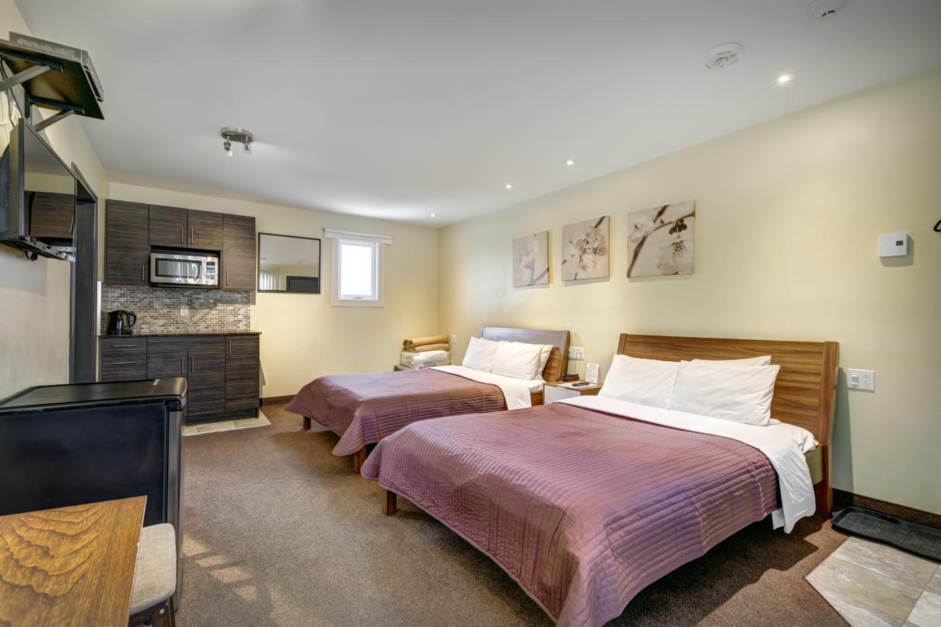 Double Room with Two Double Beds thumbnail 5