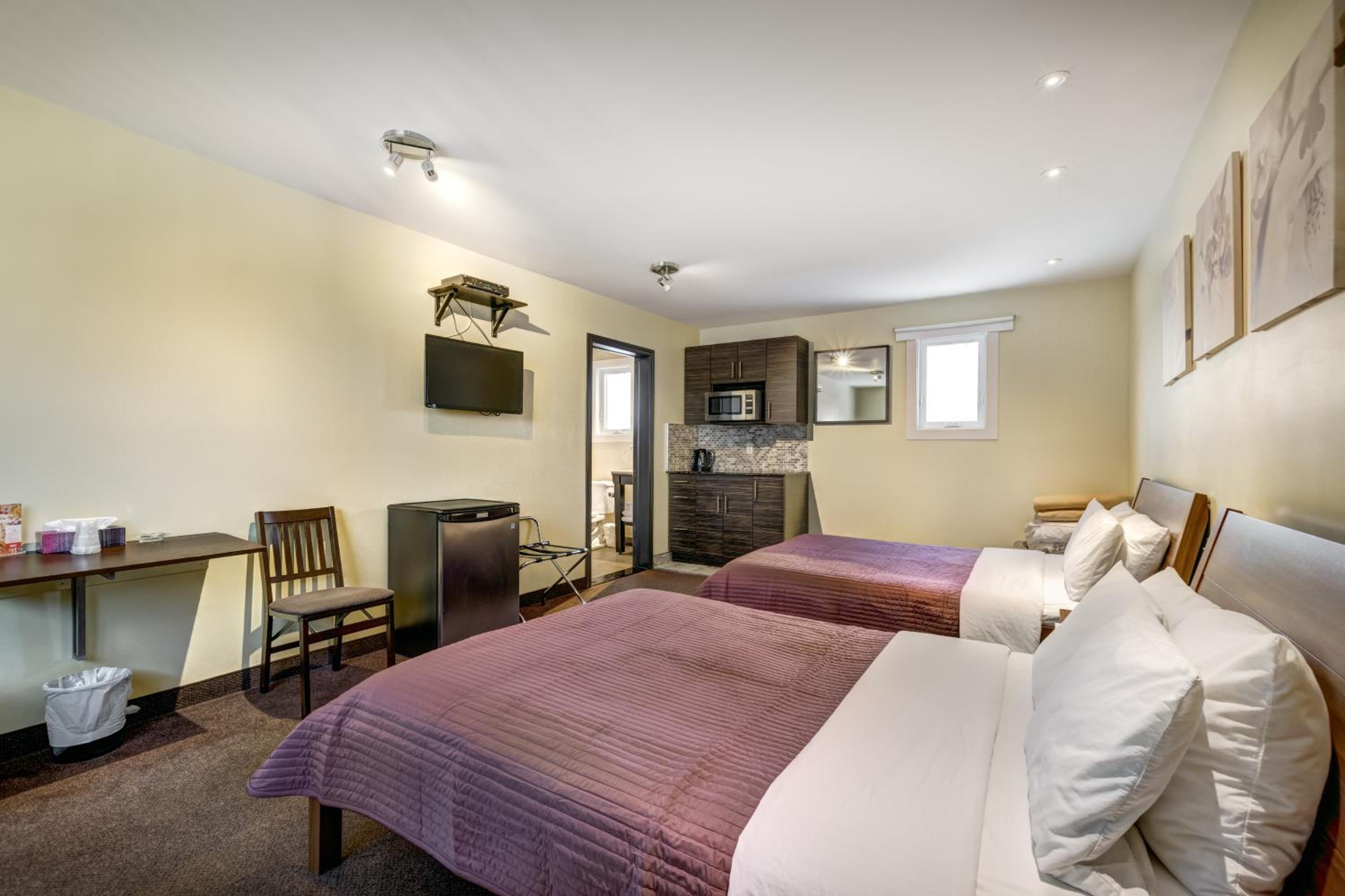 Double Room with Two Double Beds thumbnail 6