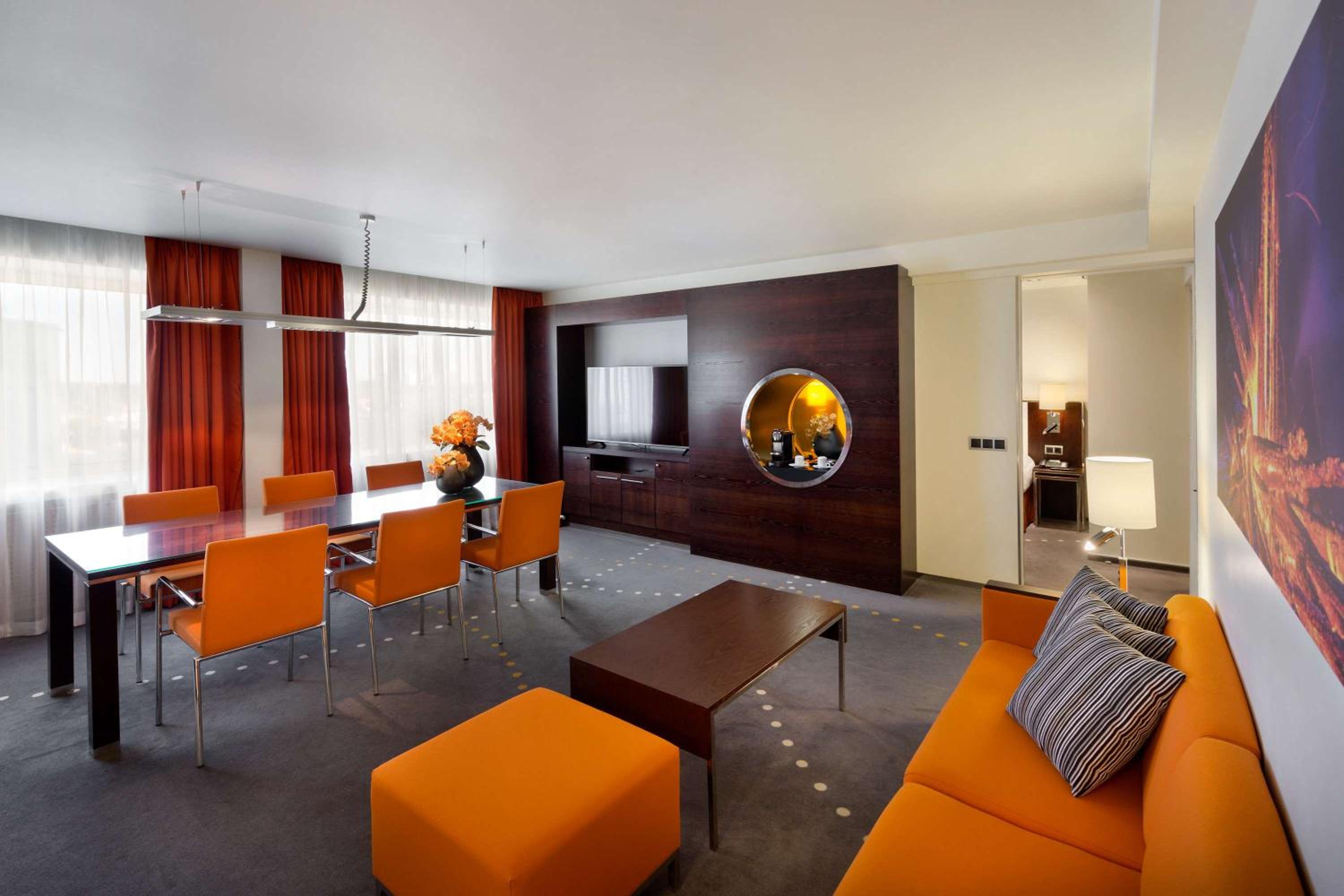 Suite - Photo 1