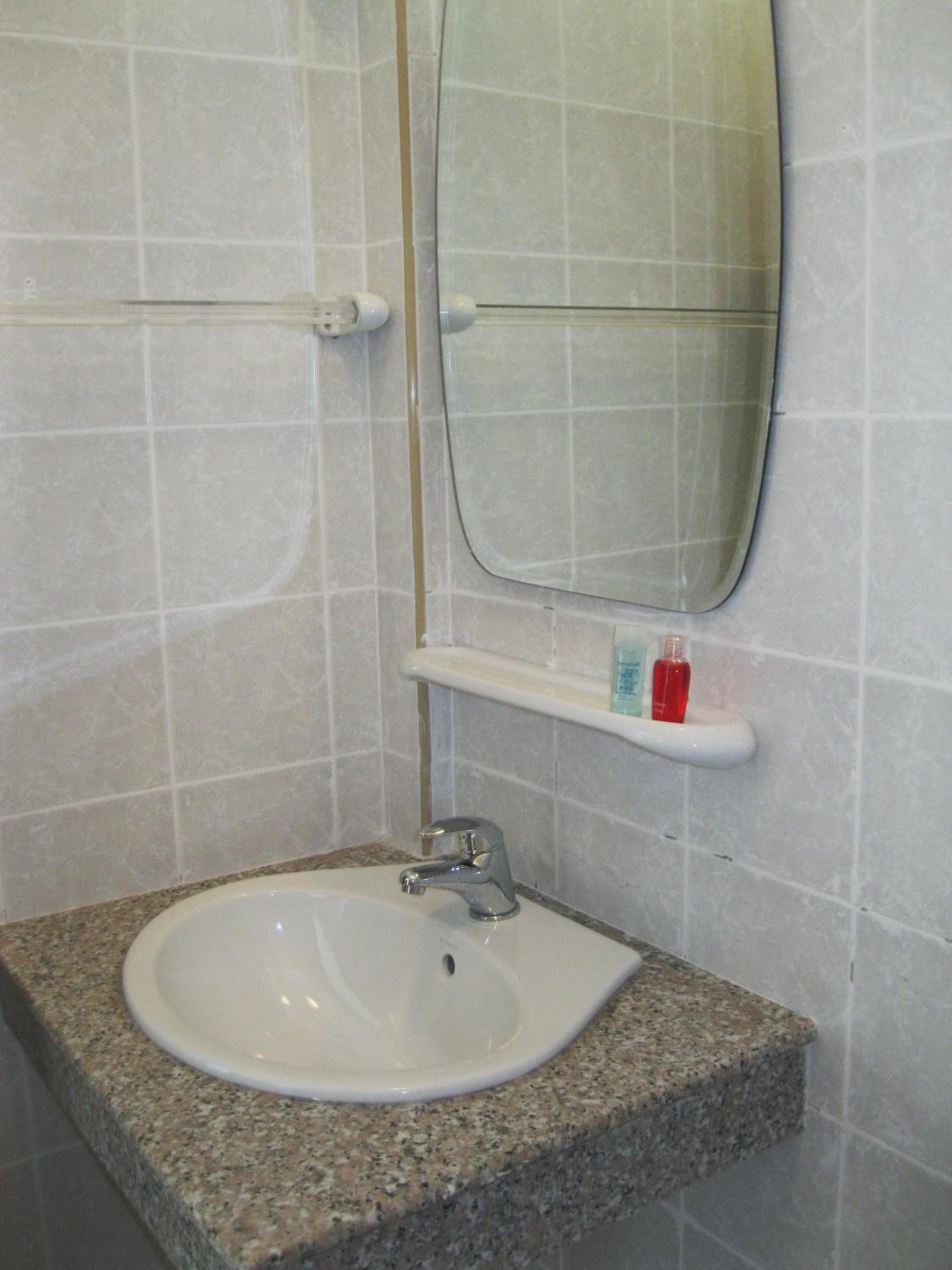 Standard Twin Room - Photo 8