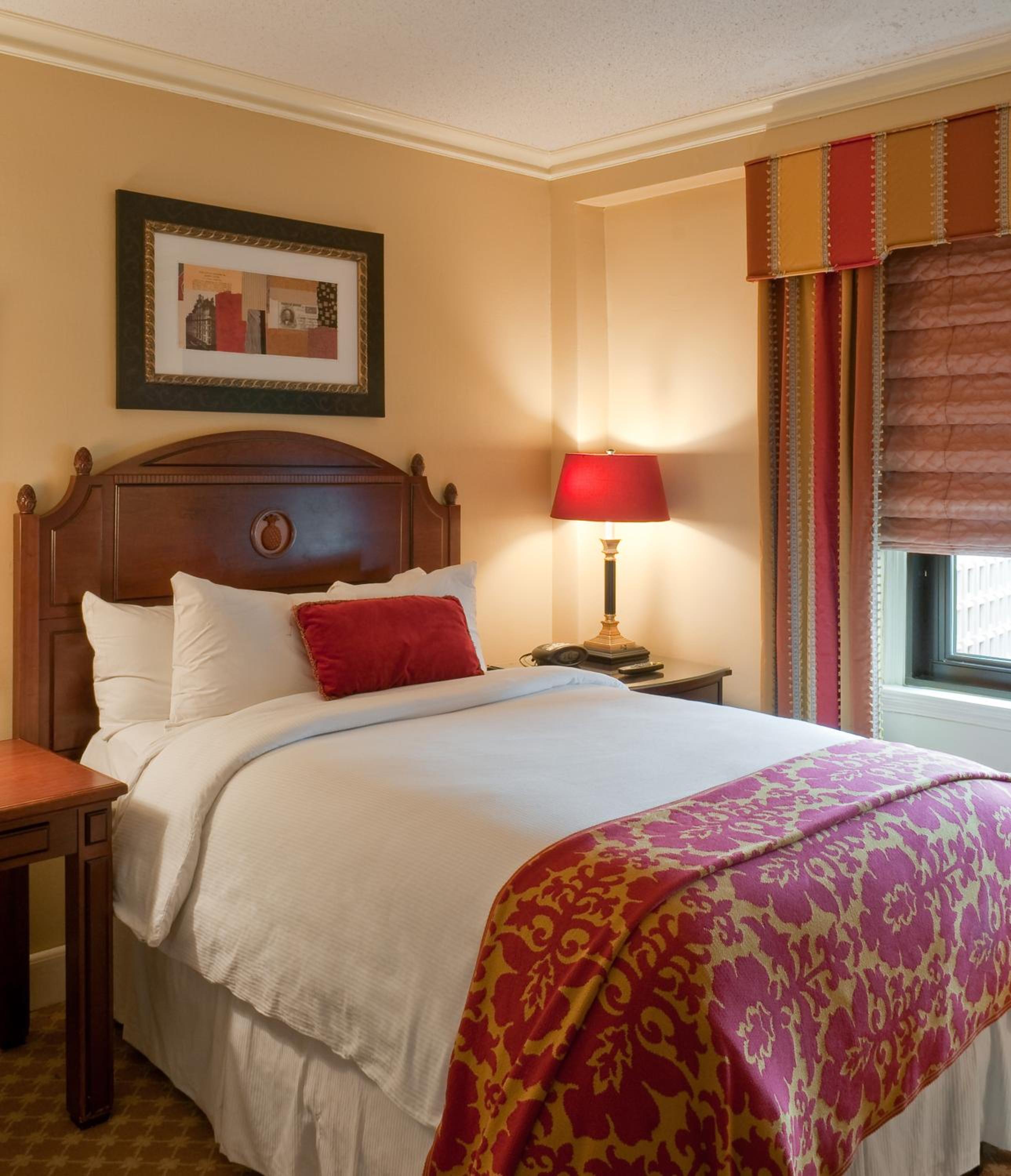 Traditional Room with Full Size Bed