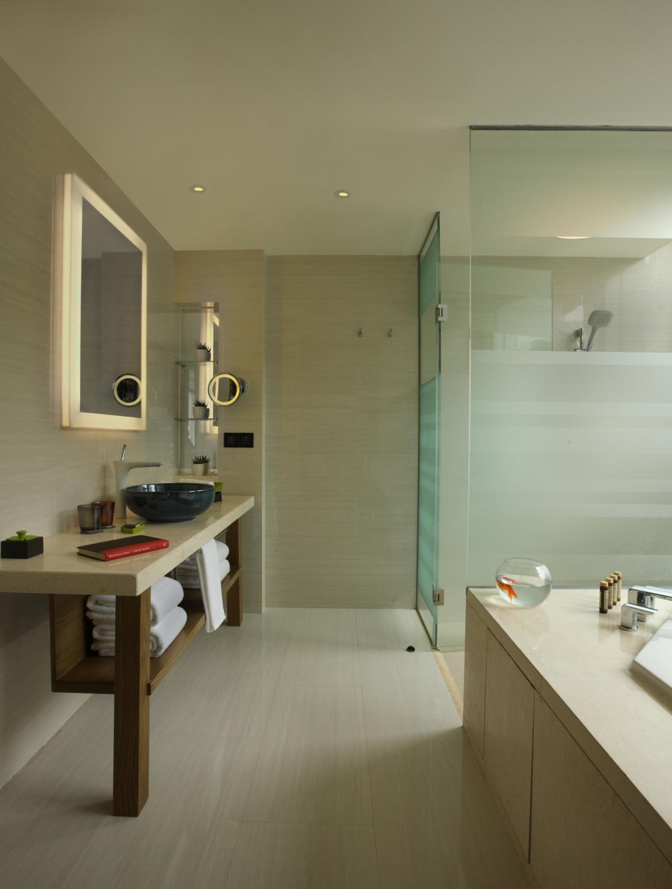 Premium Twin Room with City View - Photo 10