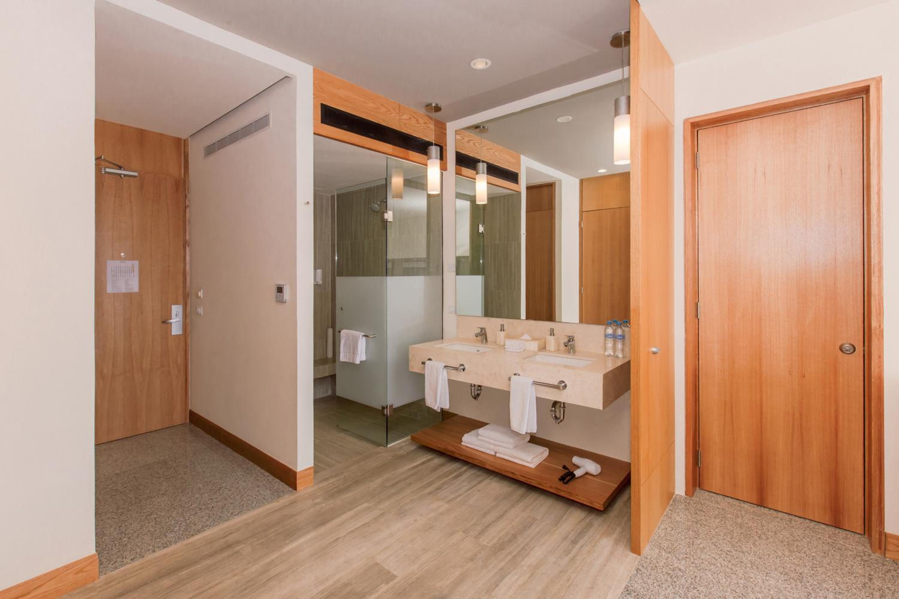 Deluxe Room - Photo 3