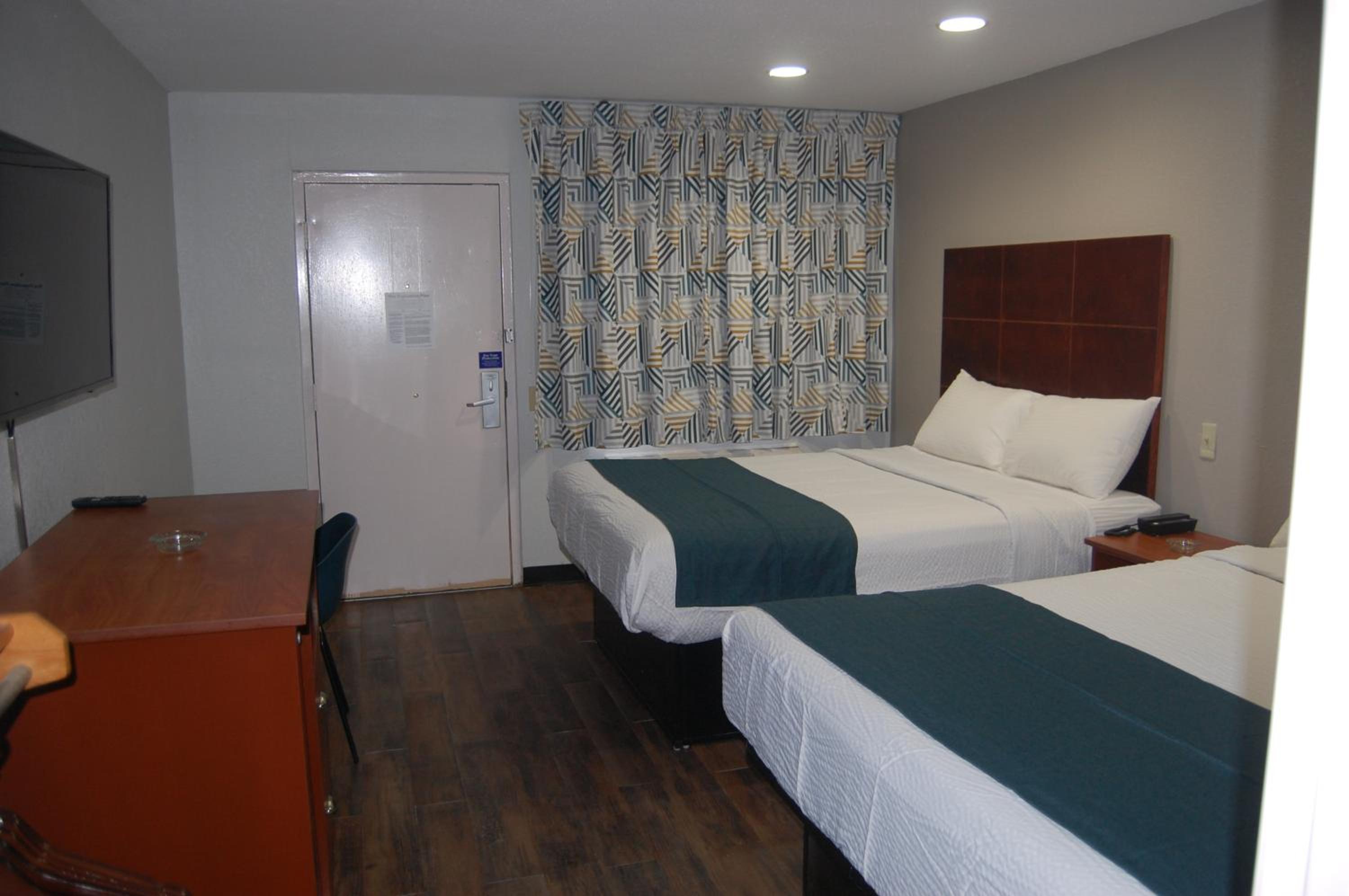 Deluxe Queen Room with Two Queen Beds - Non-Smoking - Photo 9