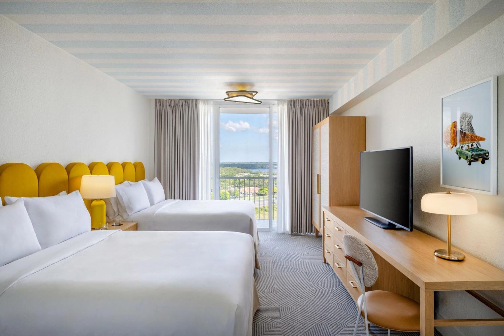 LANAI - Two Queen Beds, Poolside View, Floors 1 - 2