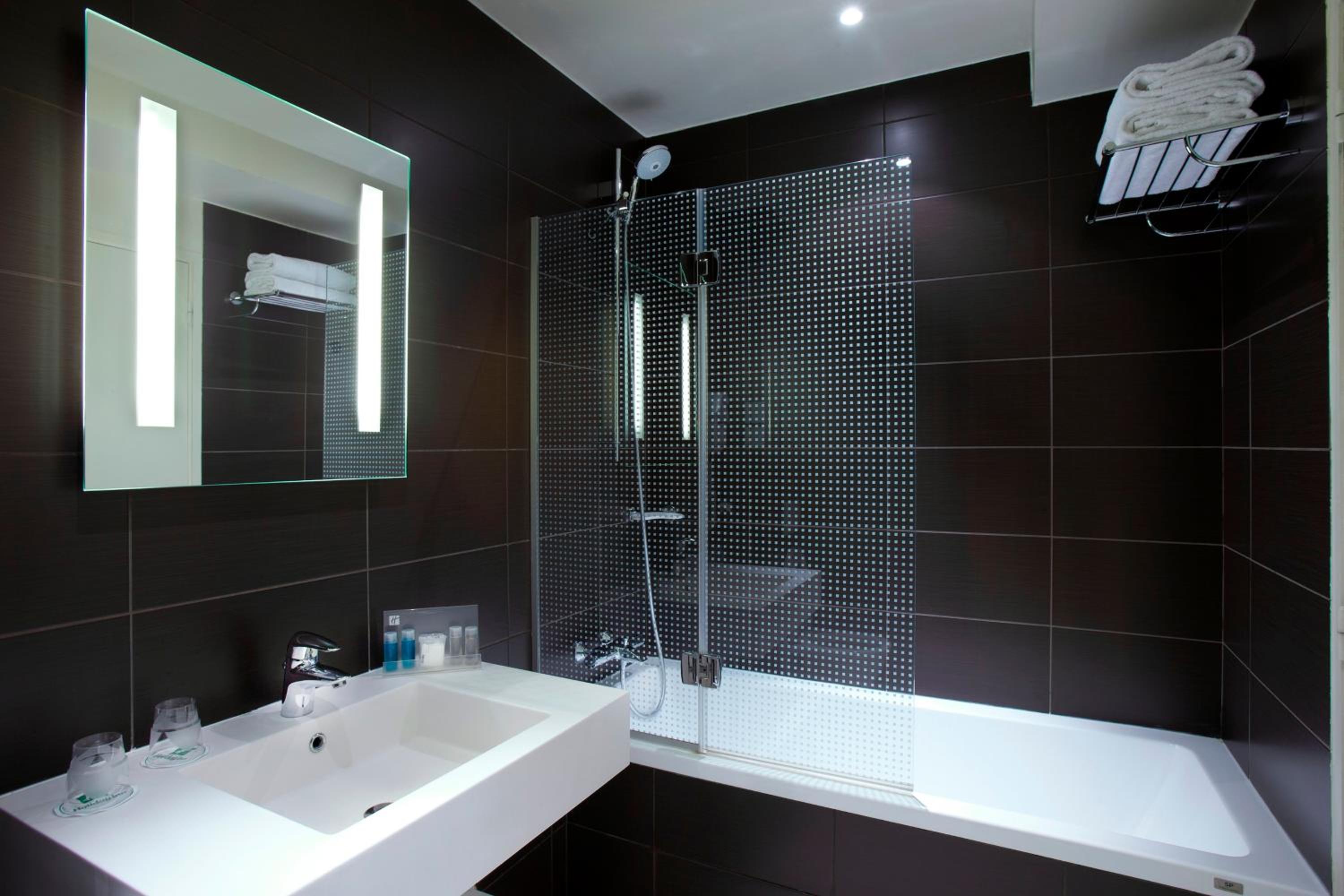 Standard Double Room with bath and shower