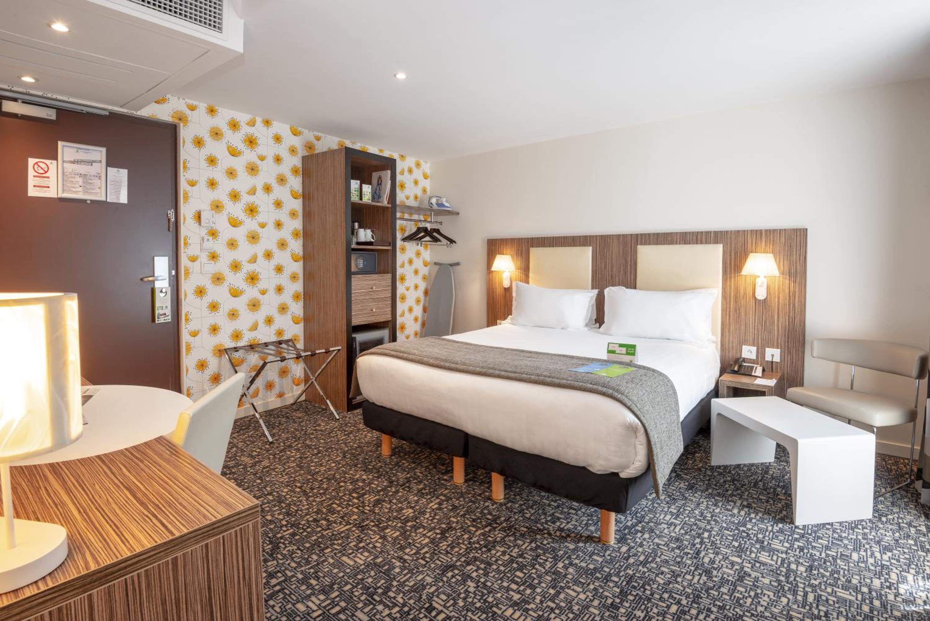 Standard Double Room with bath and shower