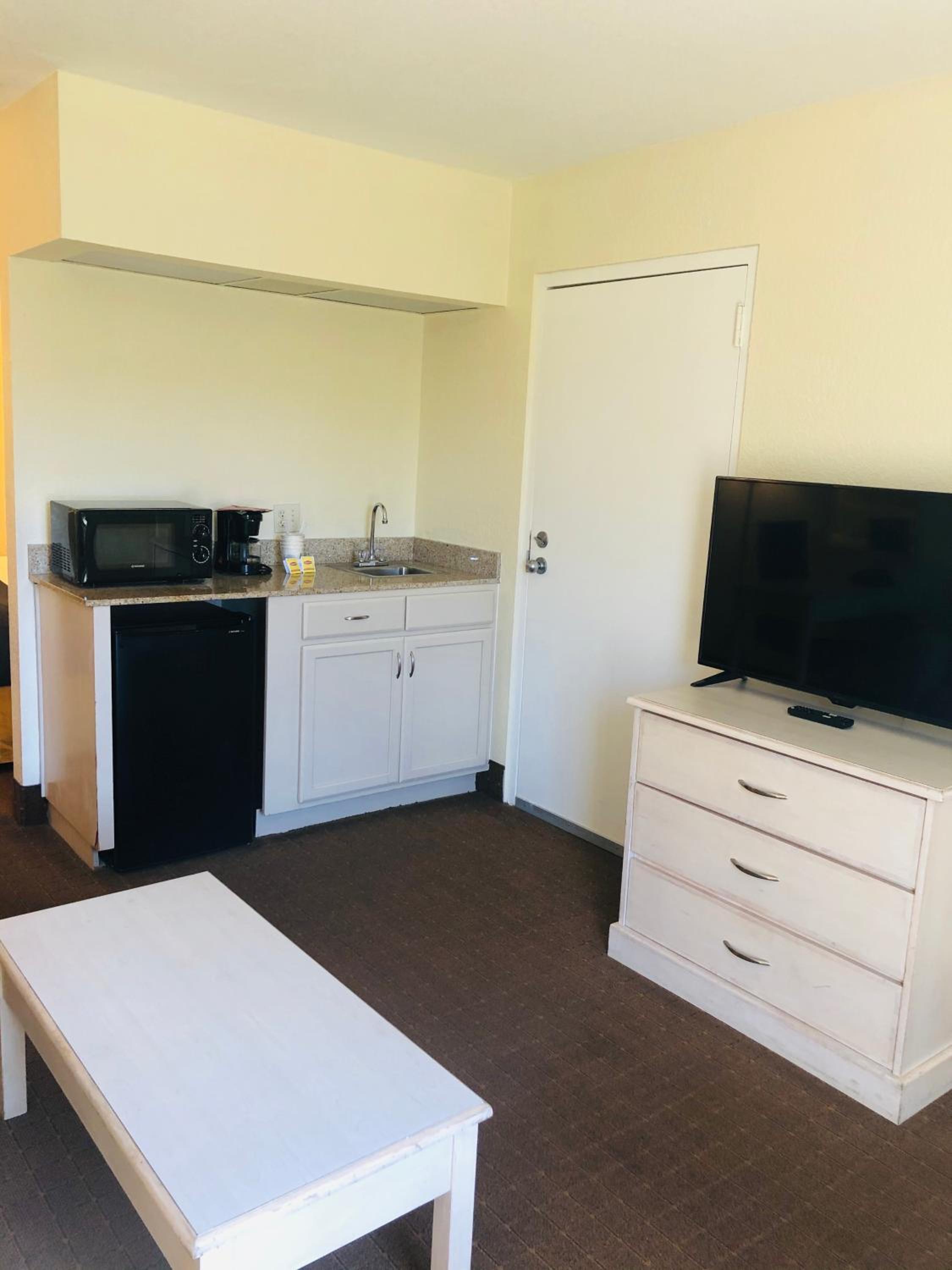 Studio Suite with 1 King Bed, Non-Smoking - Photo 1