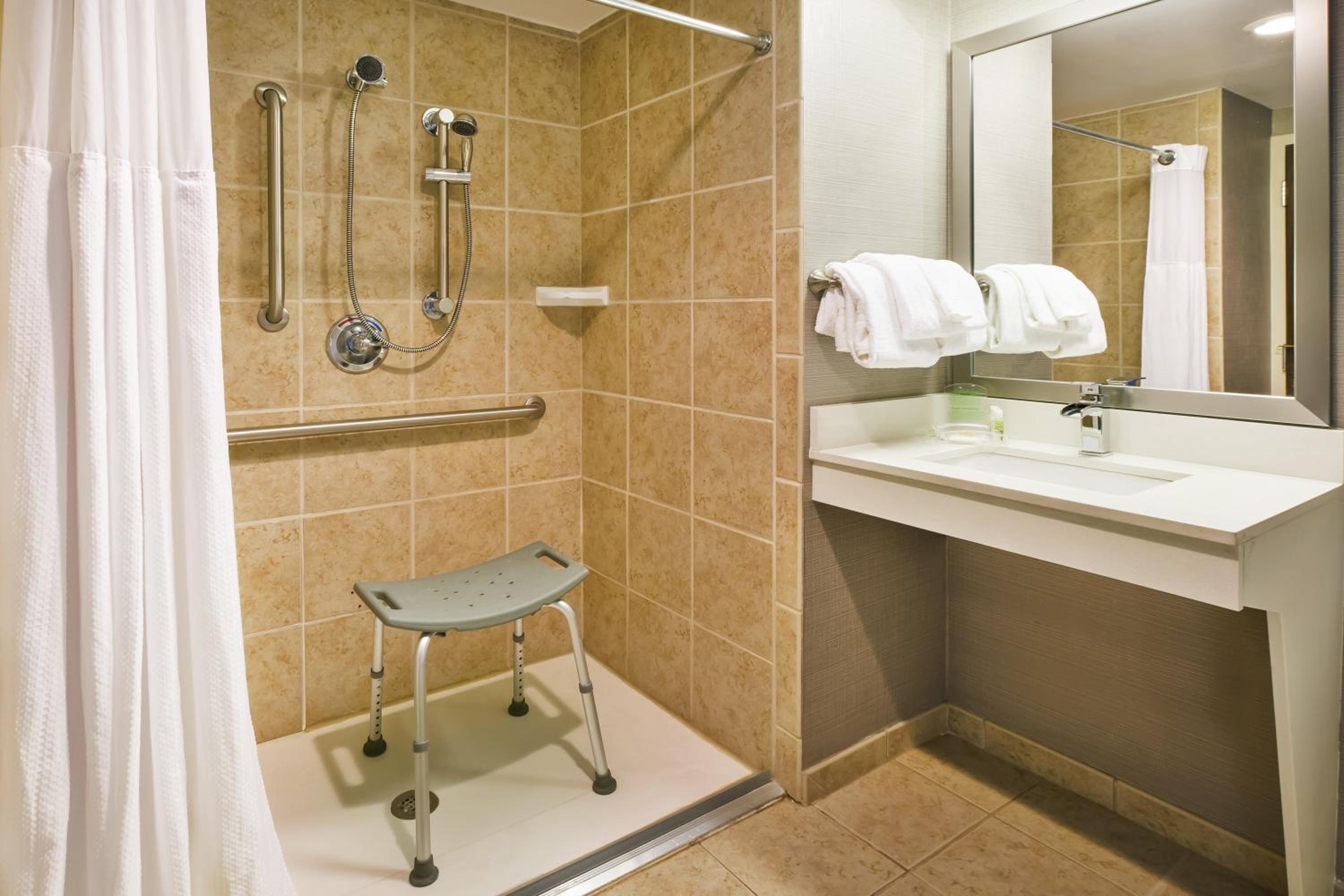 Queen Room With Two Queen Beds - Mobility Access Tub/Non-Smoking photo 2