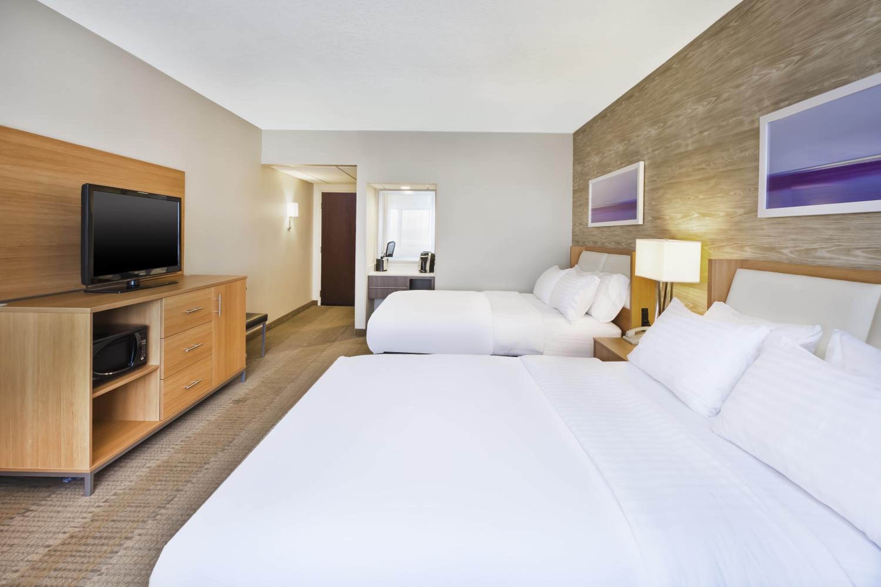 Standard Room With Two Queen Beds - Photo 2