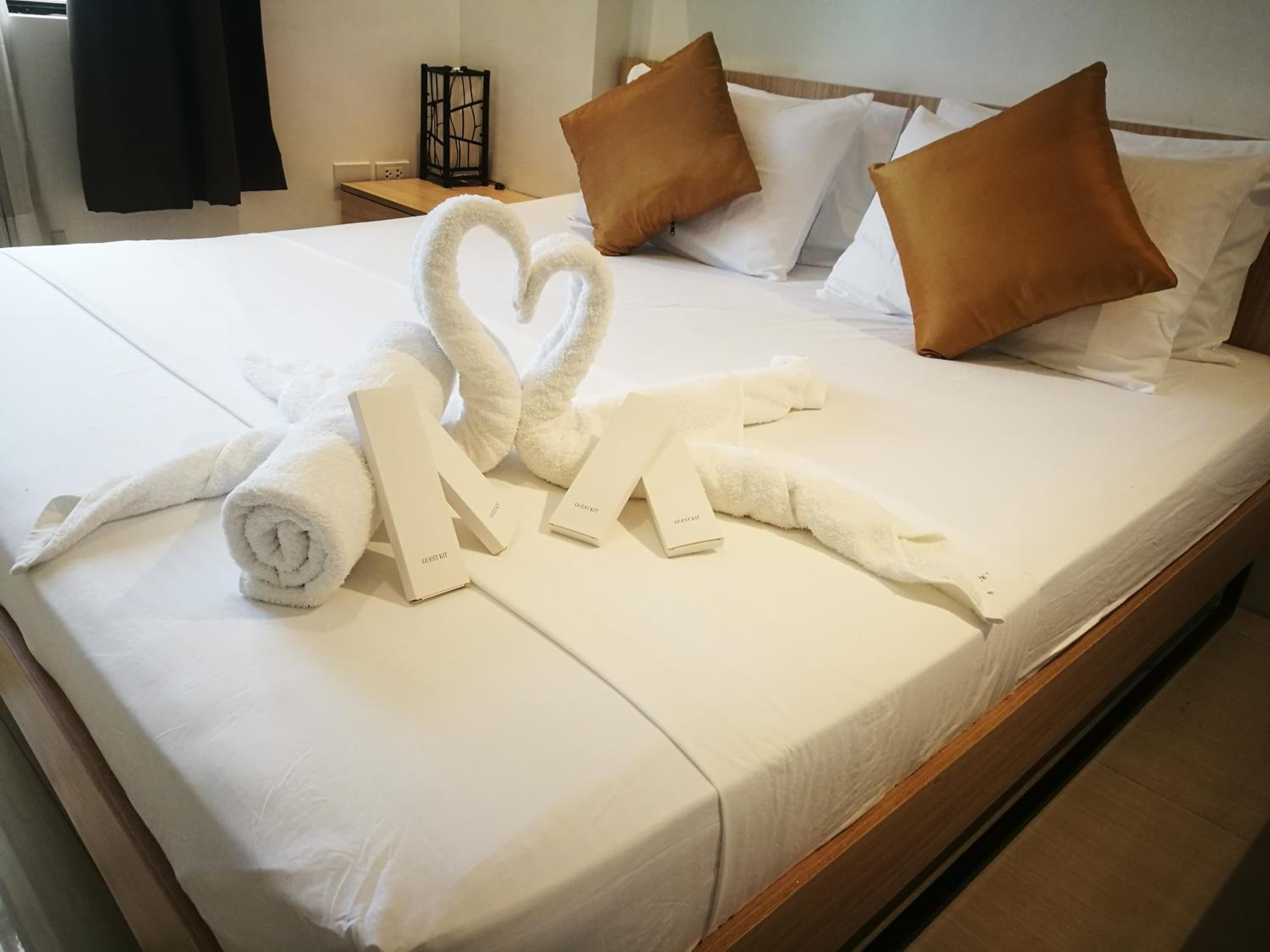 Deluxe King Room - Photo 11