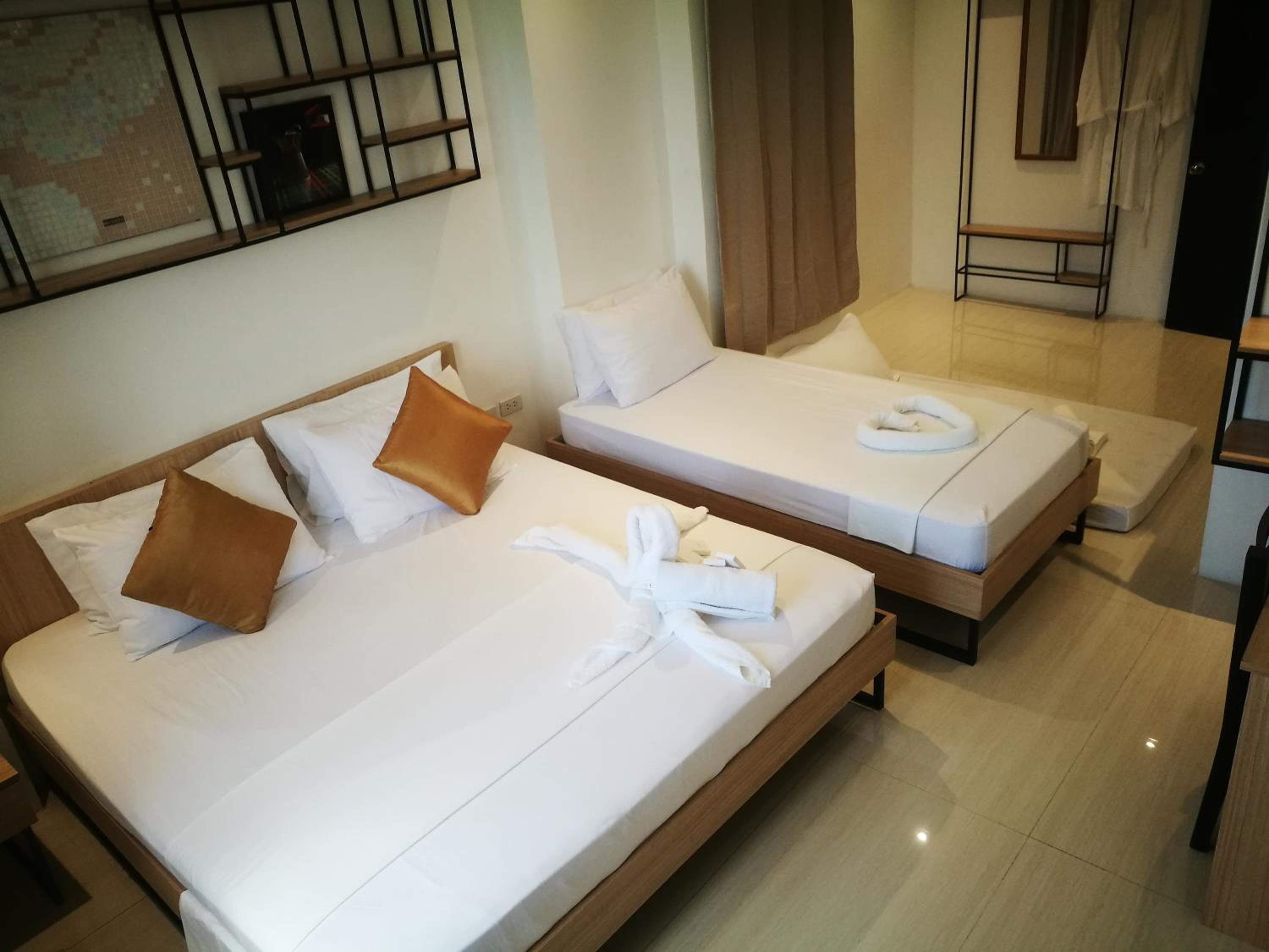 Deluxe King Room - Photo 10