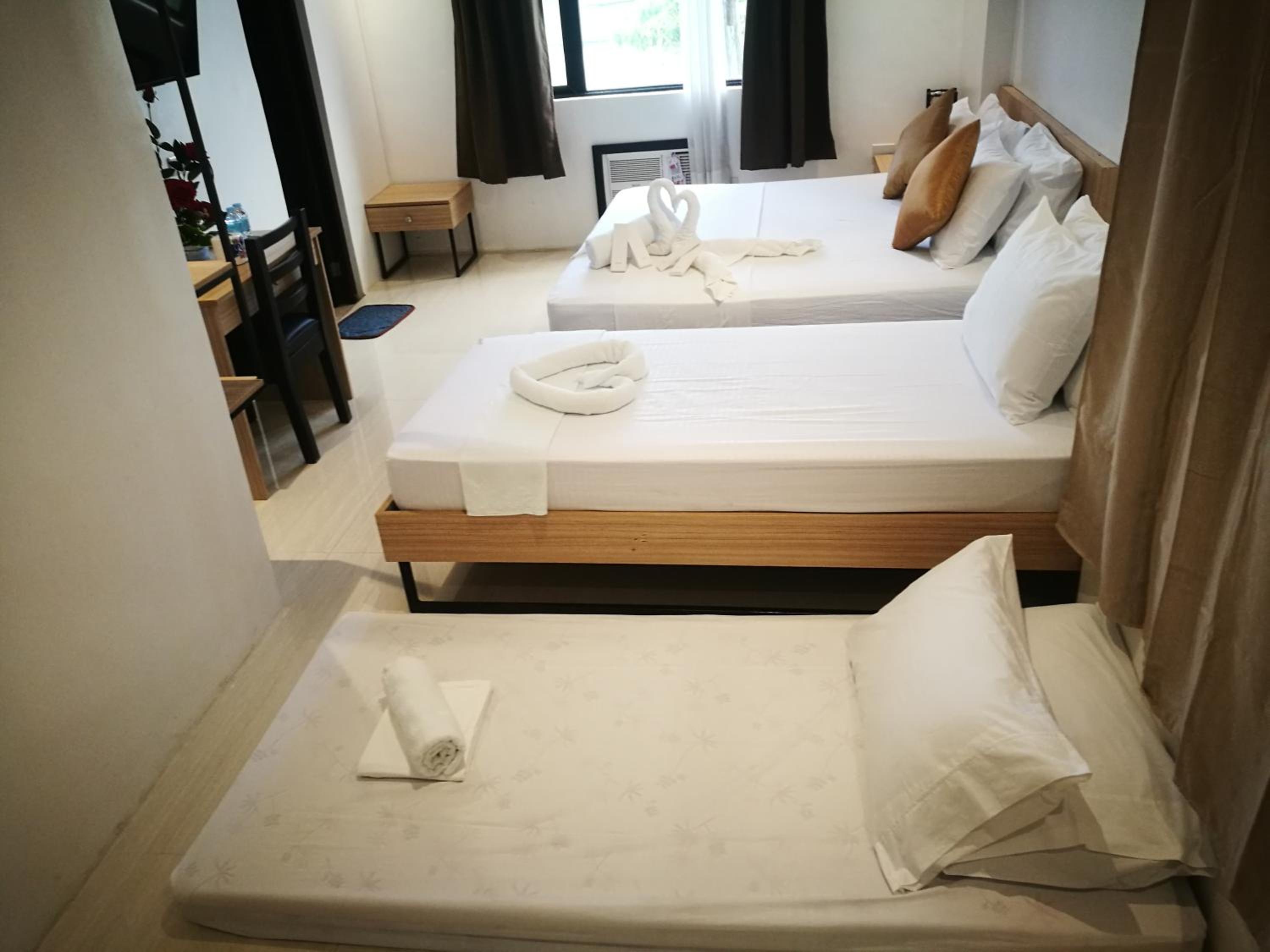 Deluxe King Room - Photo 9