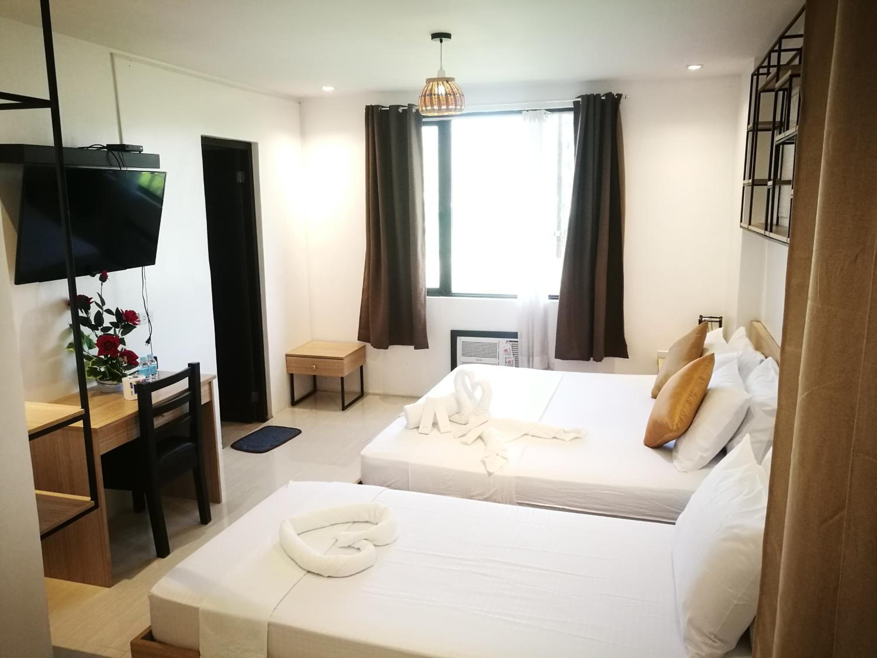Deluxe King Room - Photo 8