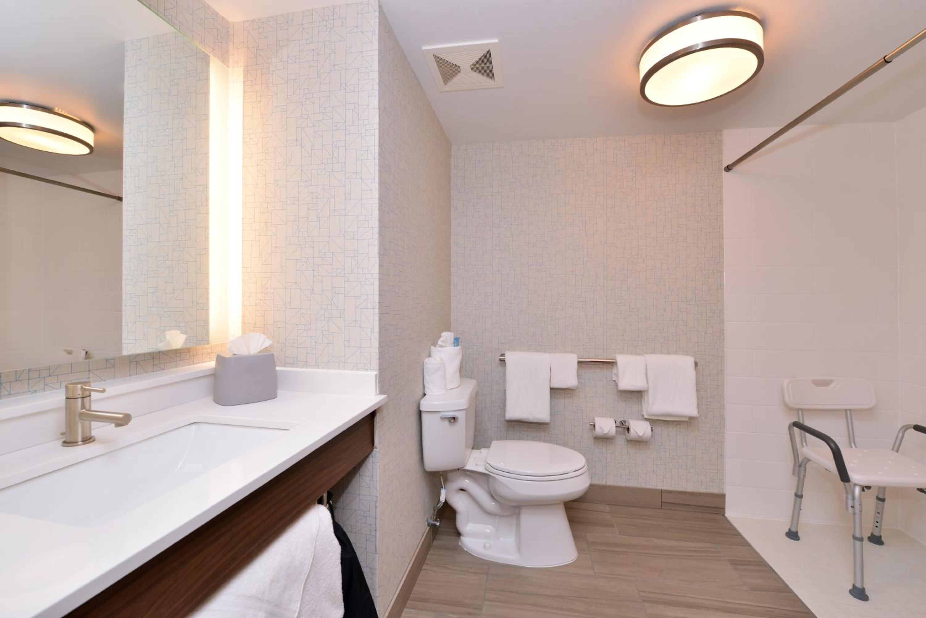 Queen Room - Disability Access - Photo 6