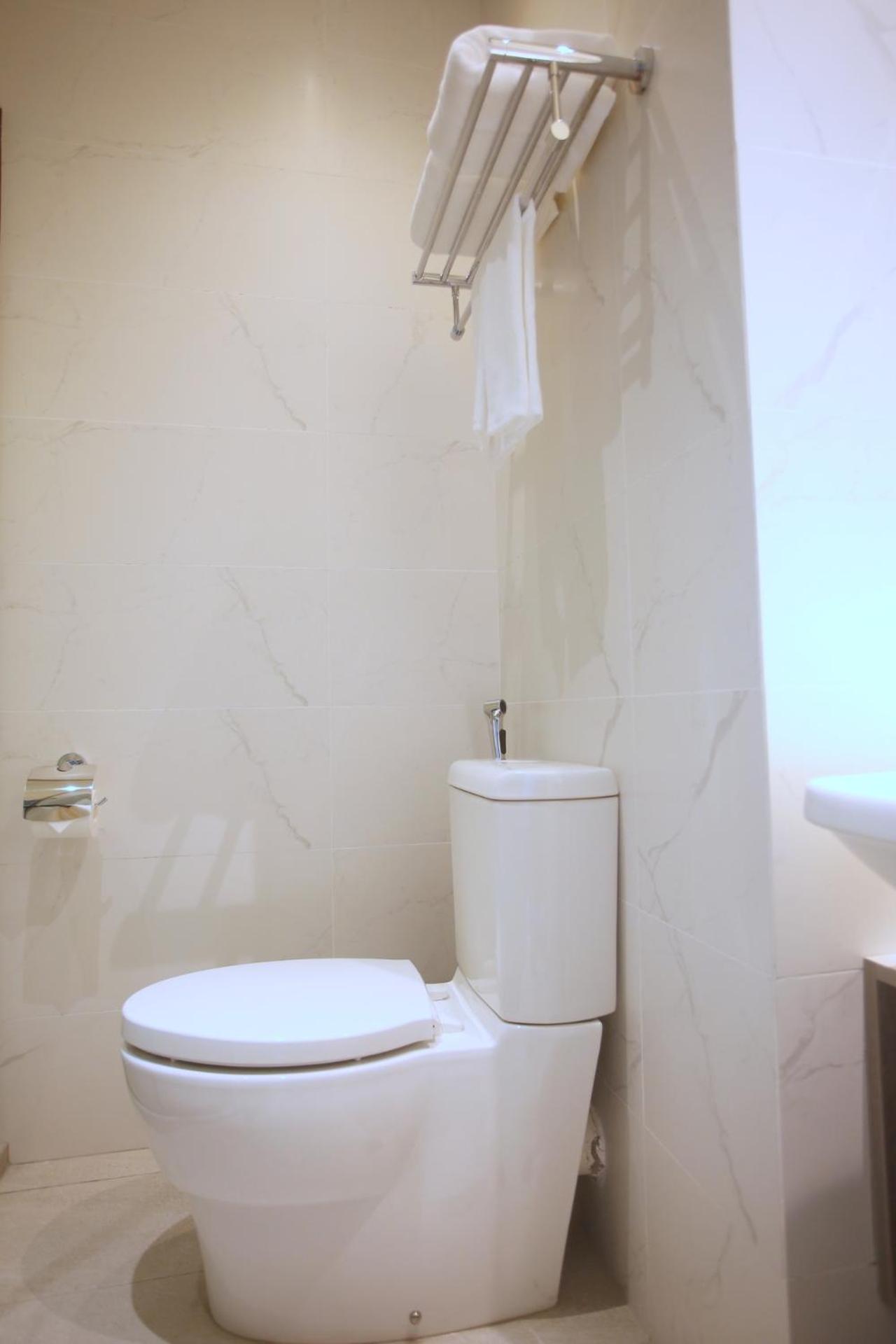 Standard Queen Room - Photo 8