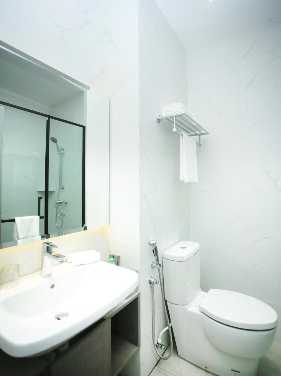 Deluxe Queen Room - Photo 6