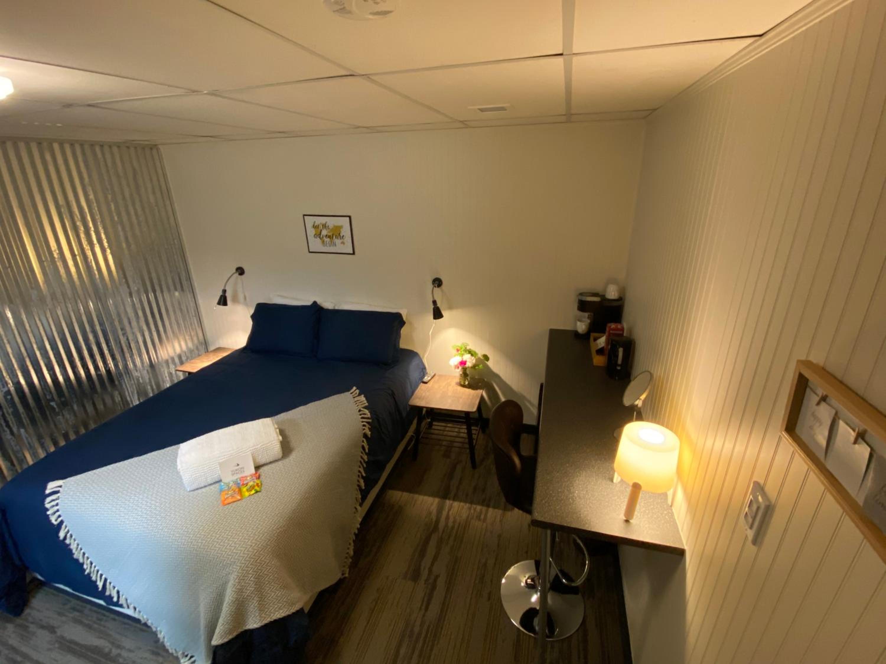 Standard Queen Room - Photo 12