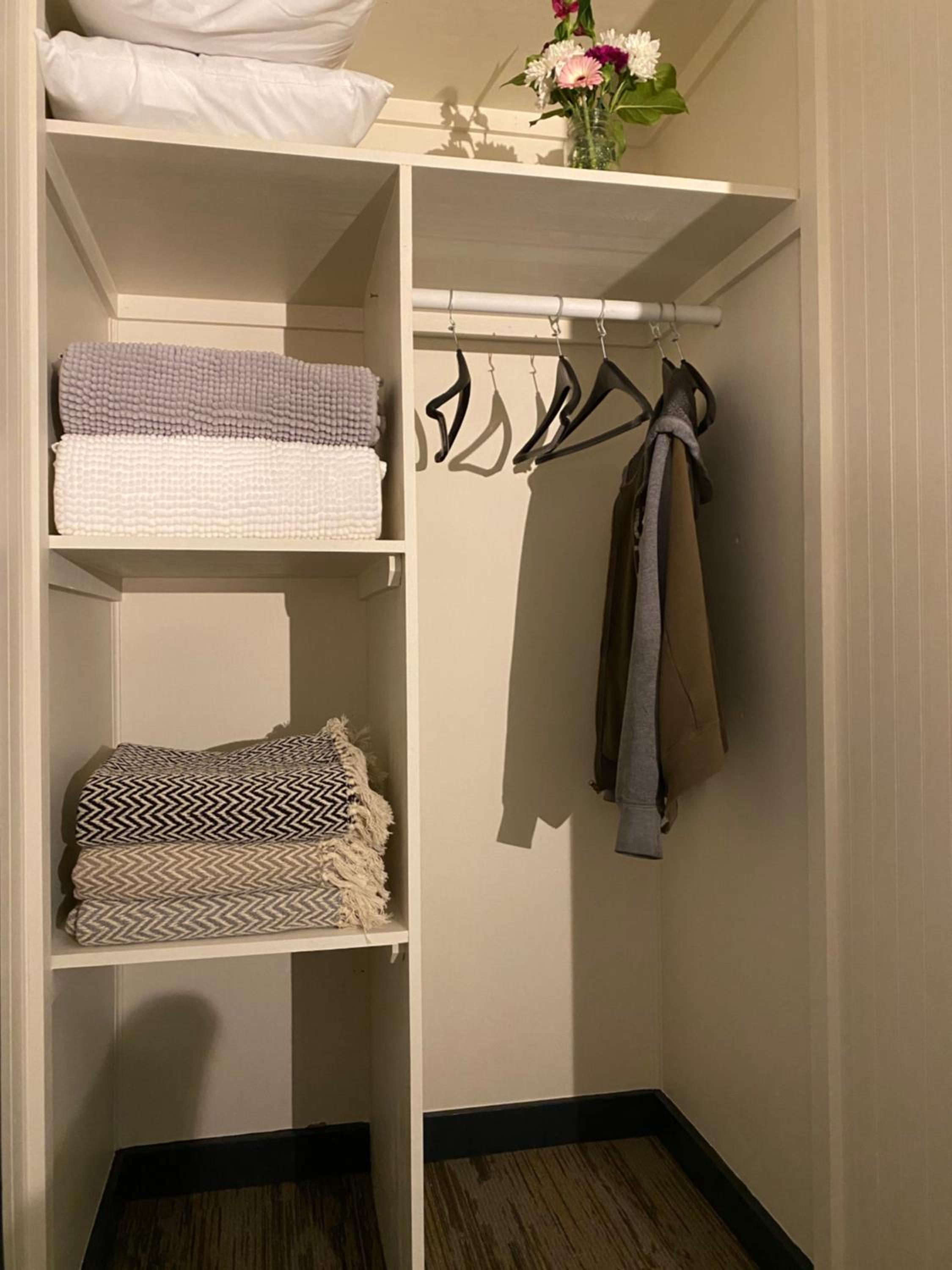 Standard Queen Room - Photo 7