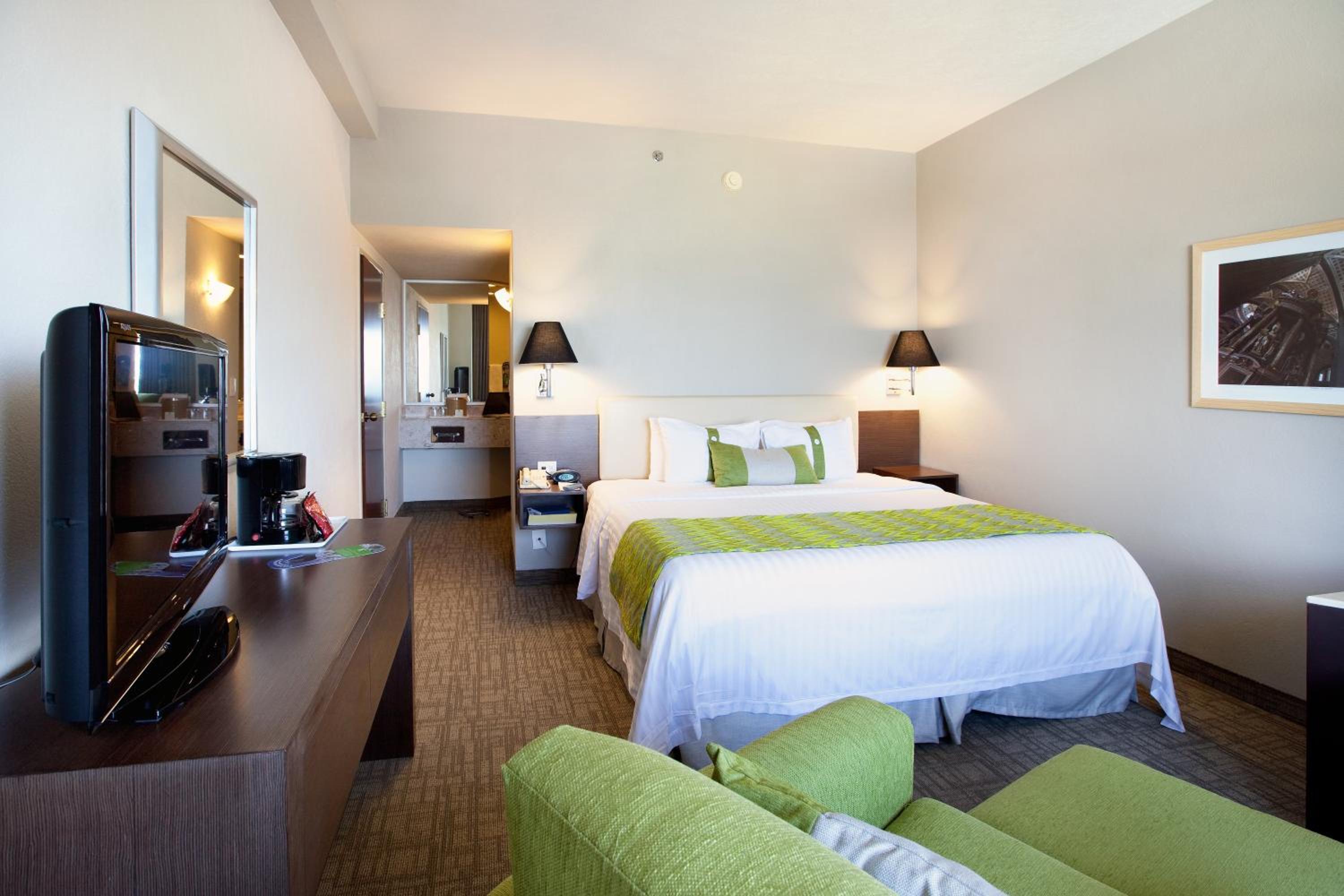 Standard King Room - Accessible - Photo 2