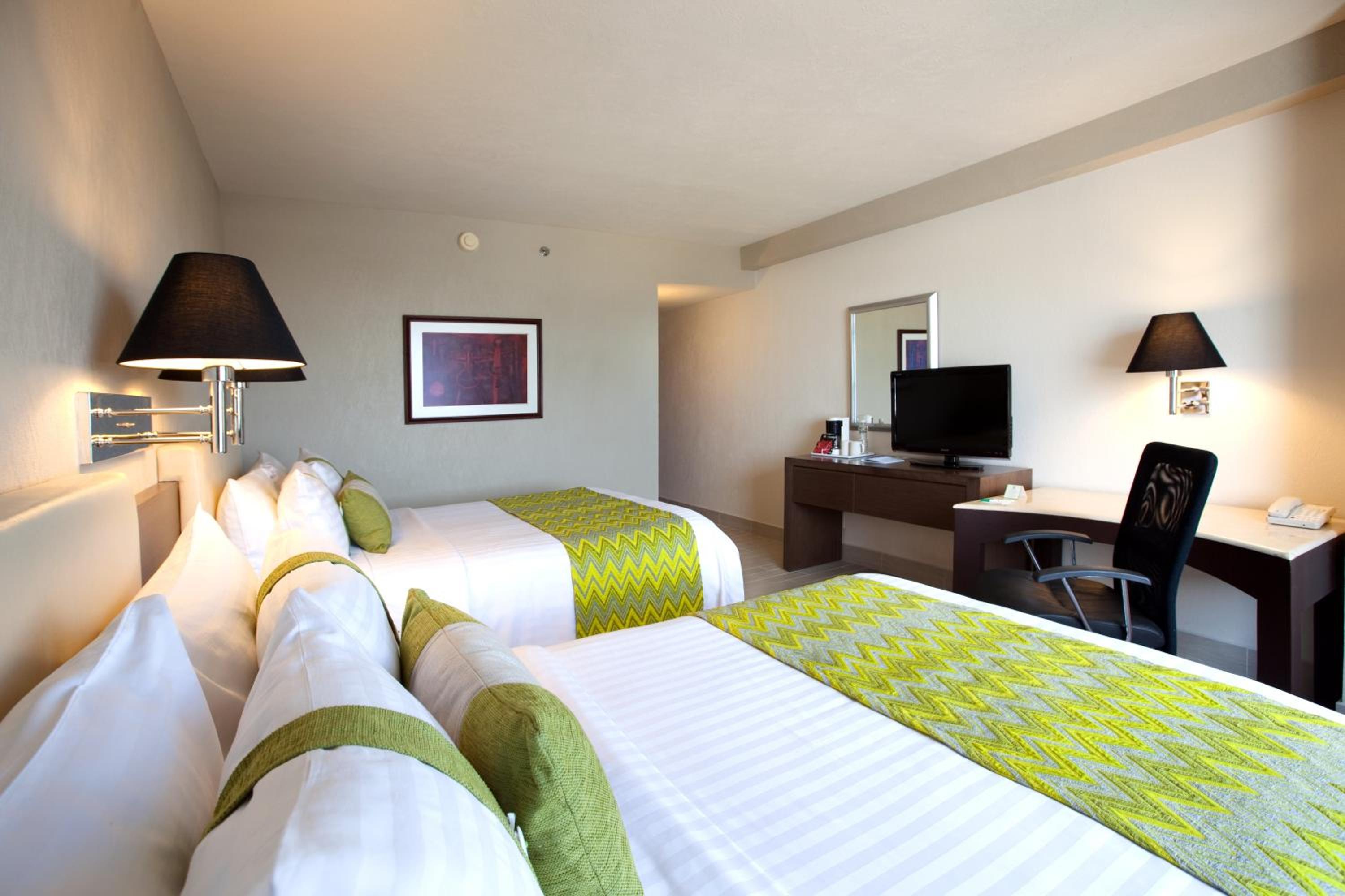 Standard Double Room with Two Double Beds and City View - Photo 3