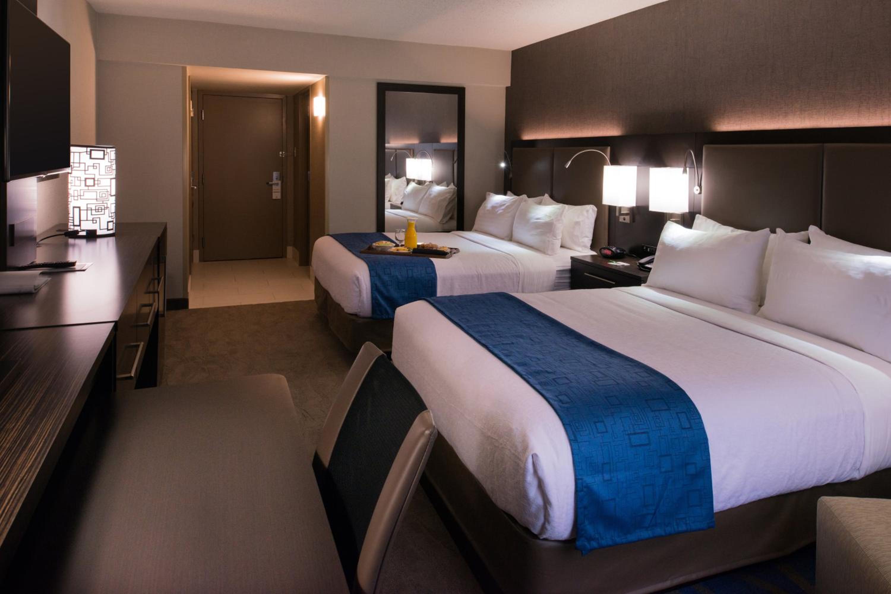 Standard Room With Two Queen Beds - Photo 3