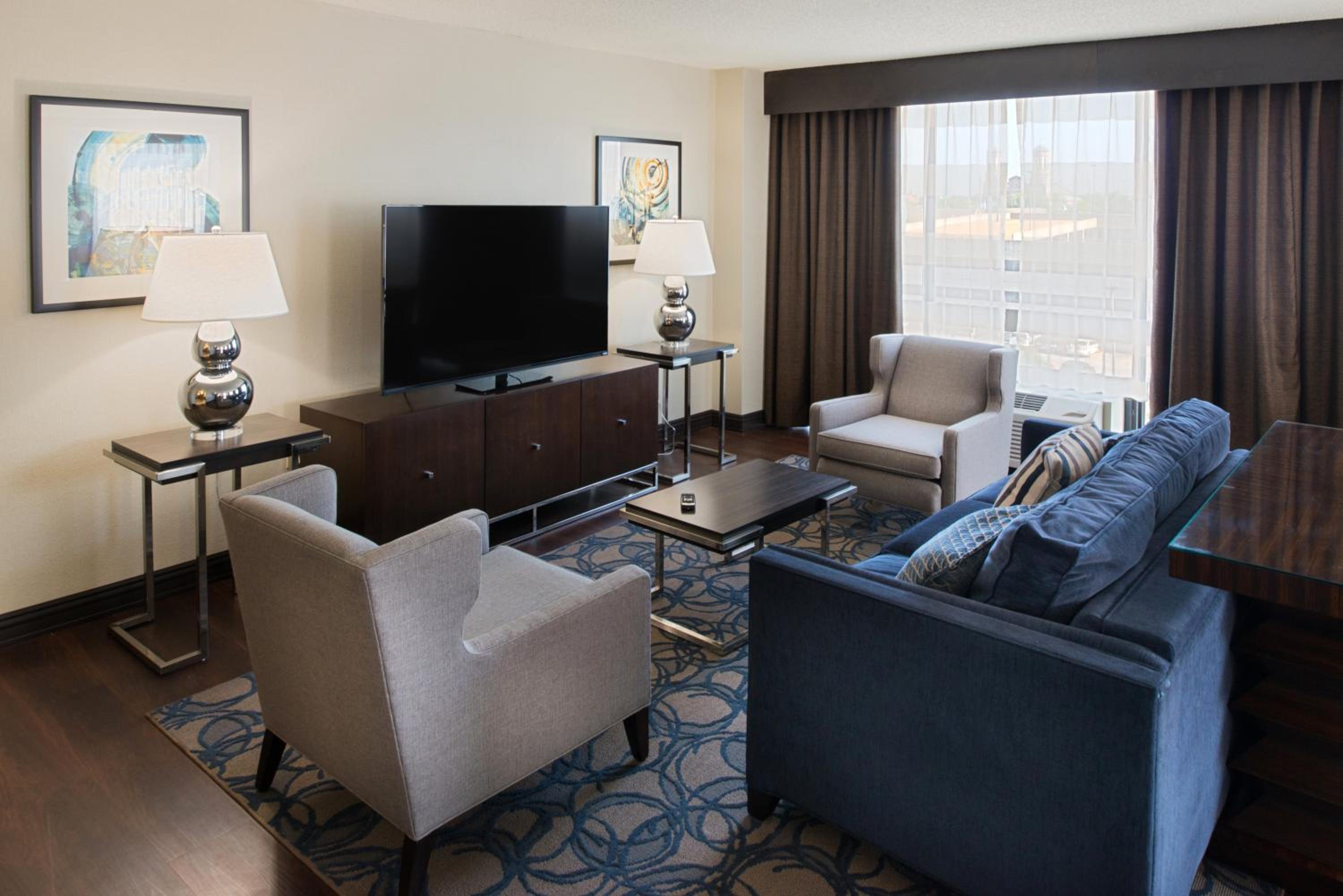 One-Bedroom Suite - Photo 3