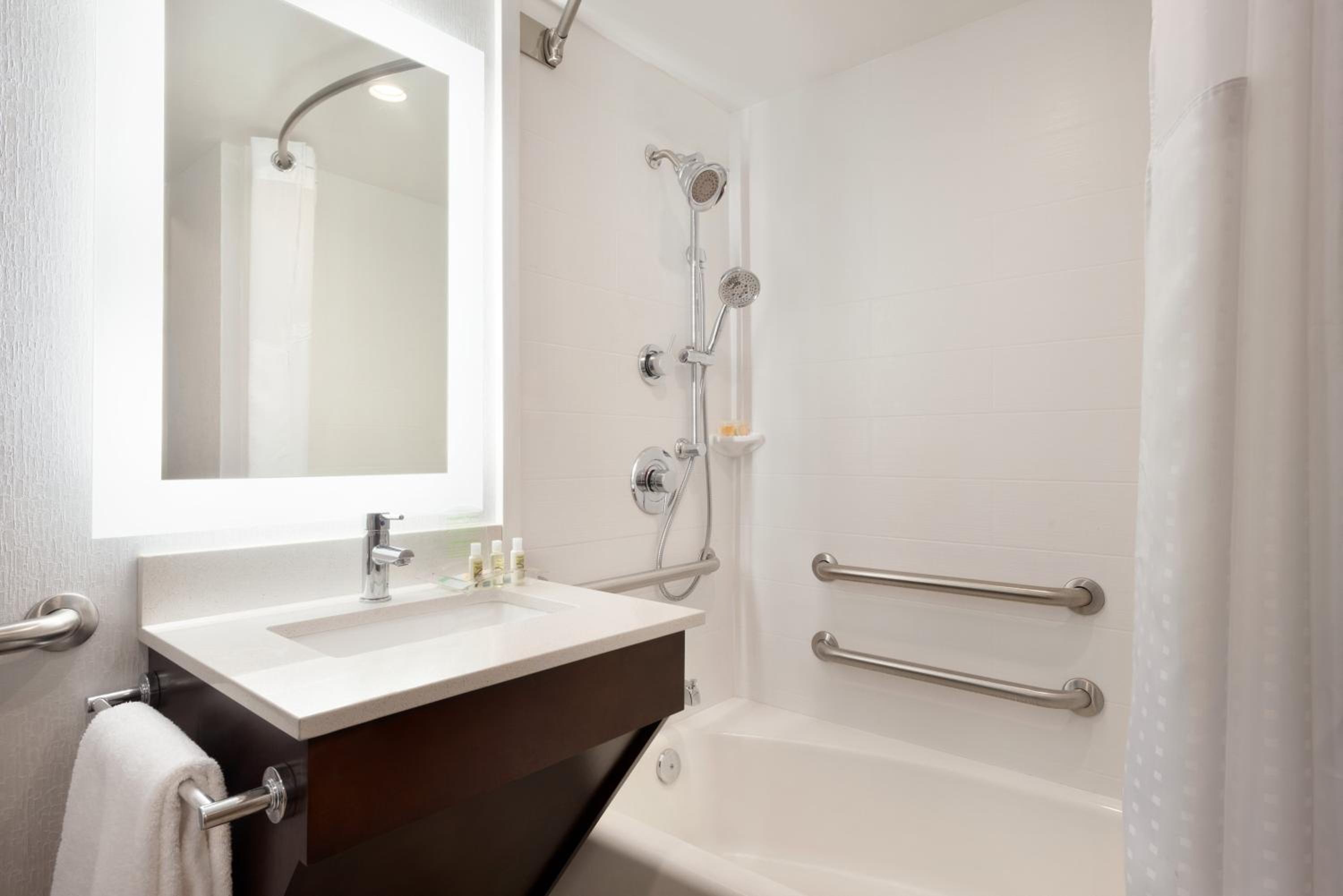 Standard King Room with Accessible Tub - Mobility Access - Photo 4