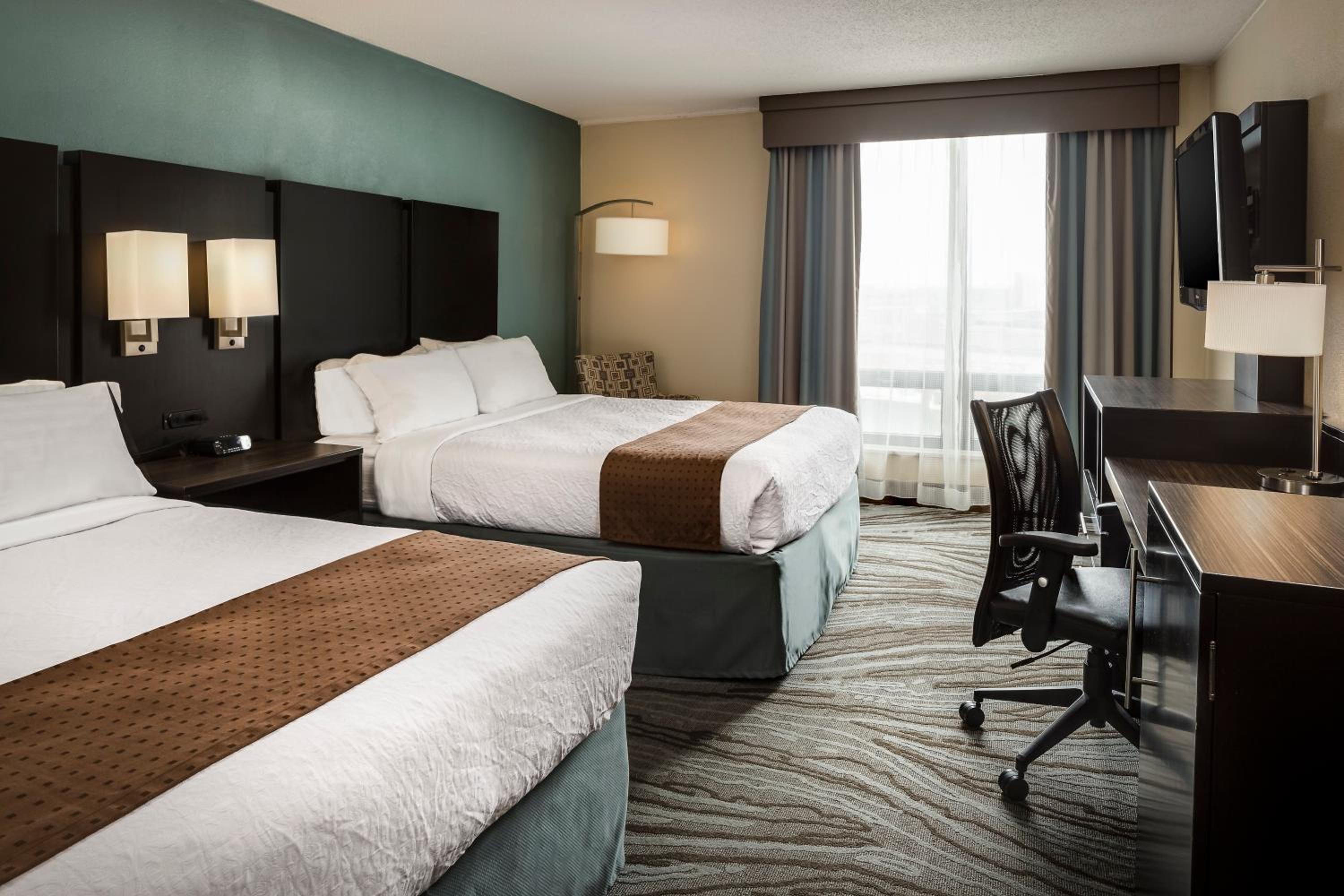 Premium Queen Room with Two Queen Beds - Photo 4