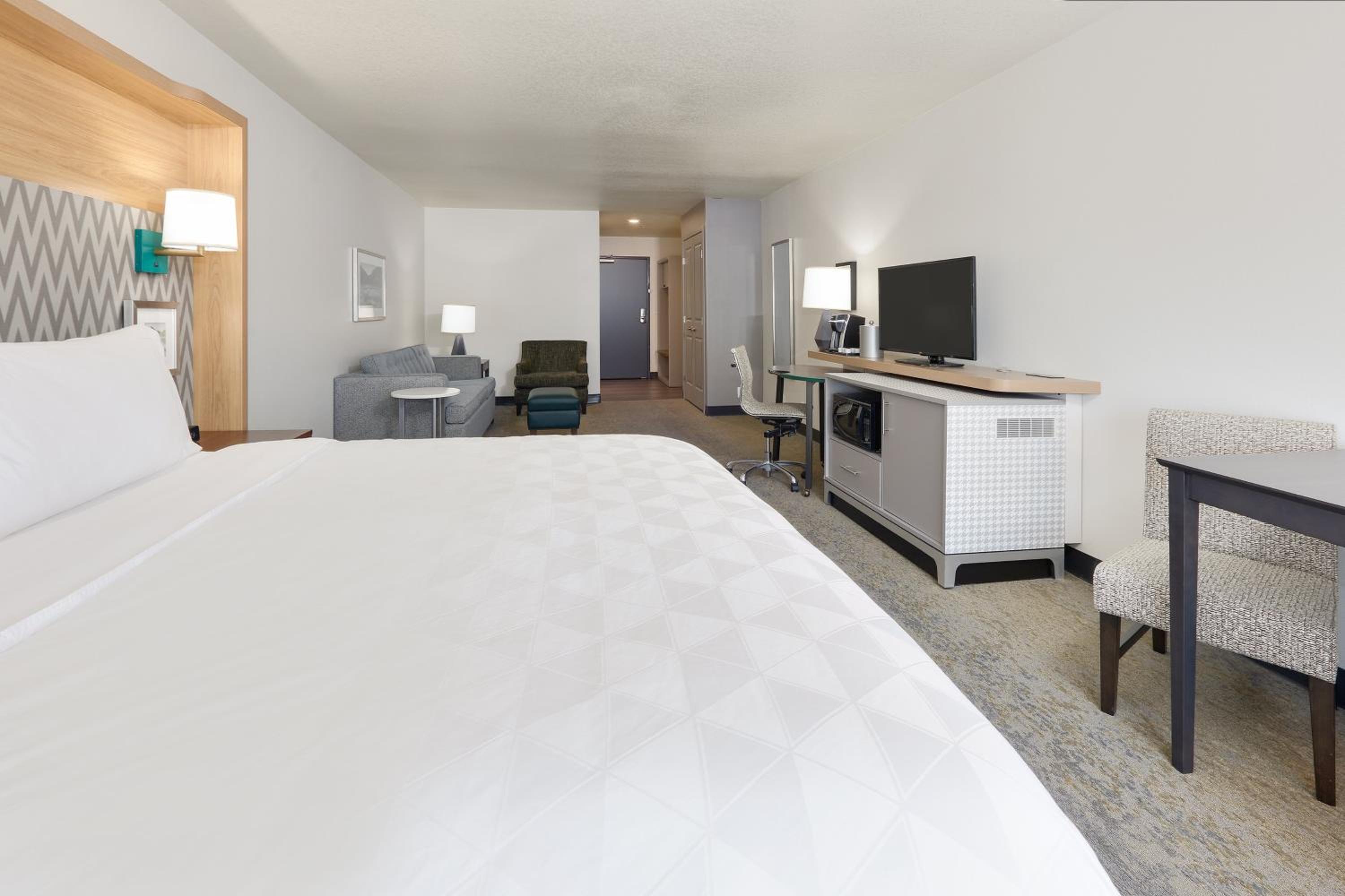 Premium King Room with Sofa Bed - Photo 2