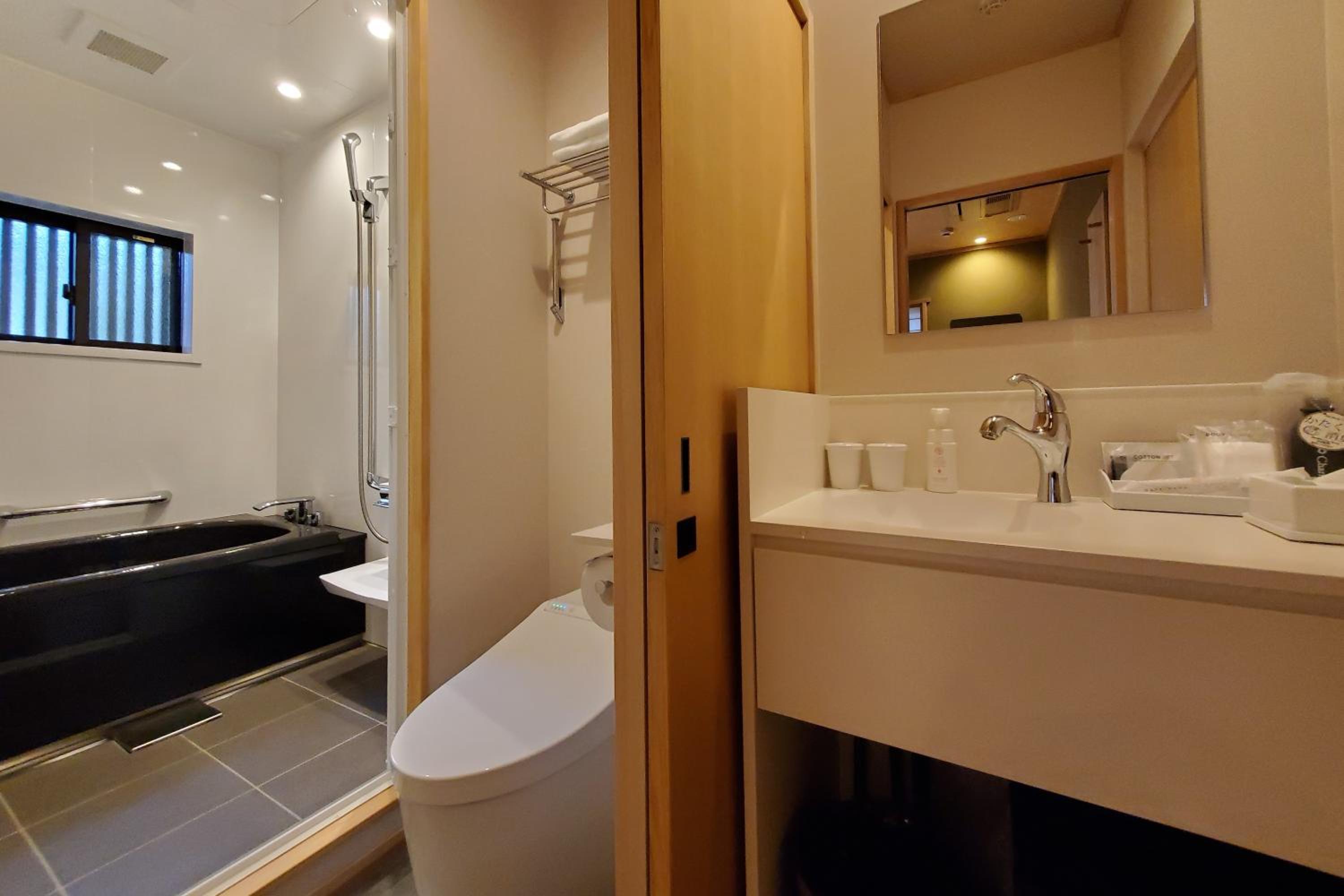 Single Room with Private Bathroom photo 2