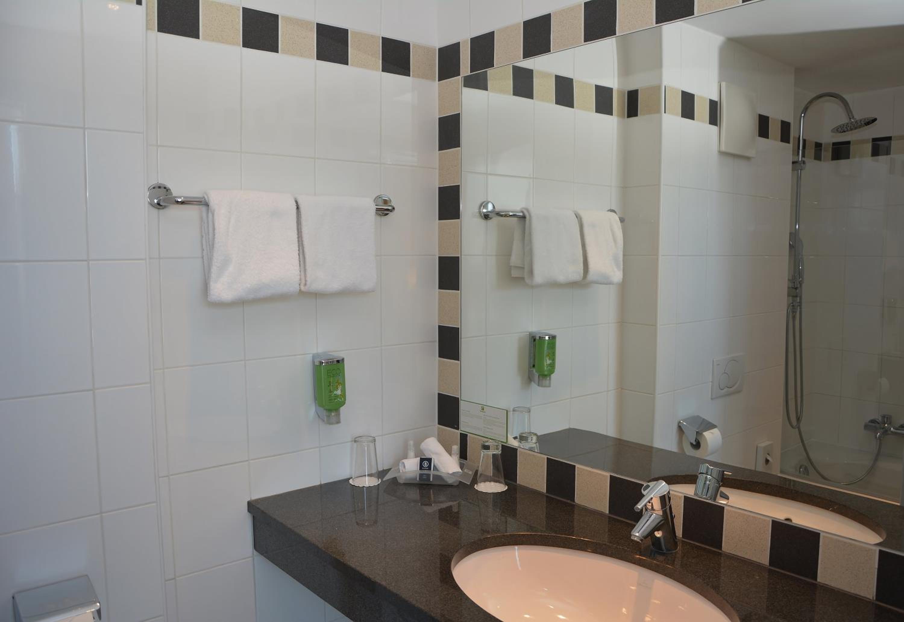 Premium Twin Room - Photo 3
