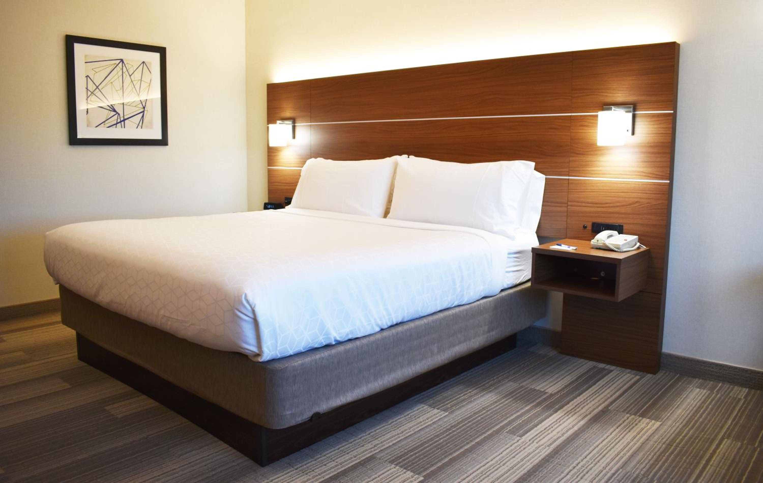 Standard King Room with Mobility Accessible Tub photo 3