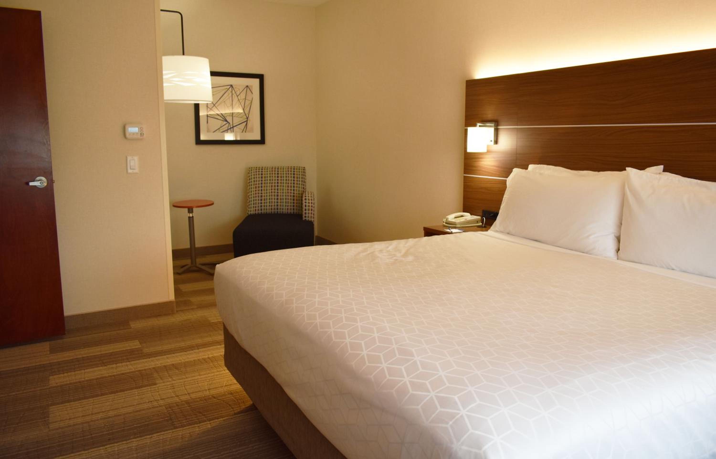 One-Bedroom Suite with Sofa Bed photo 3