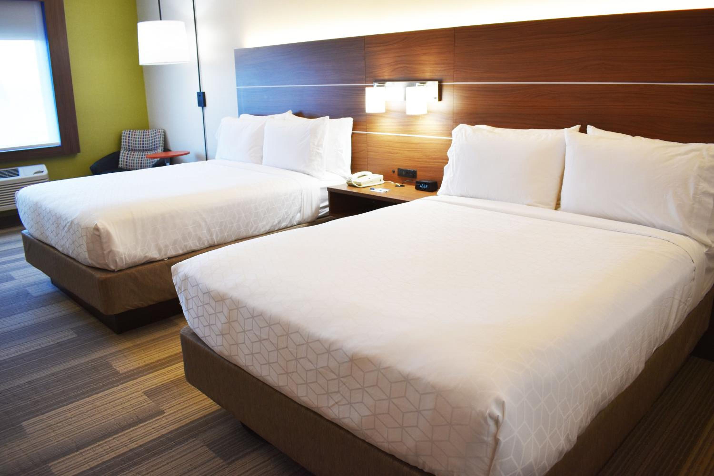 Queen Suite with Two Queen Beds and Sofa Bed - Photo 3