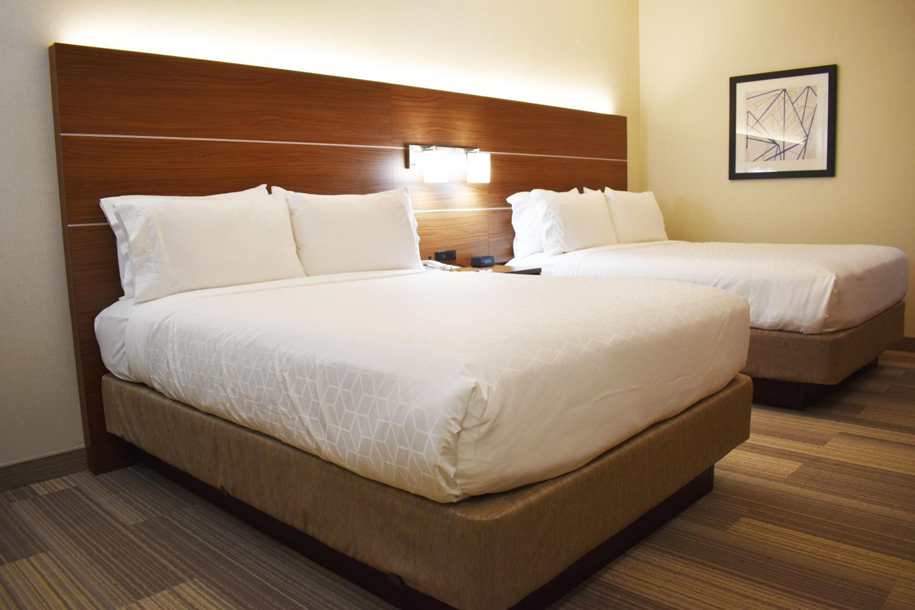 Queen Suite with Two Queen Beds and Sofa Bed - Photo 5