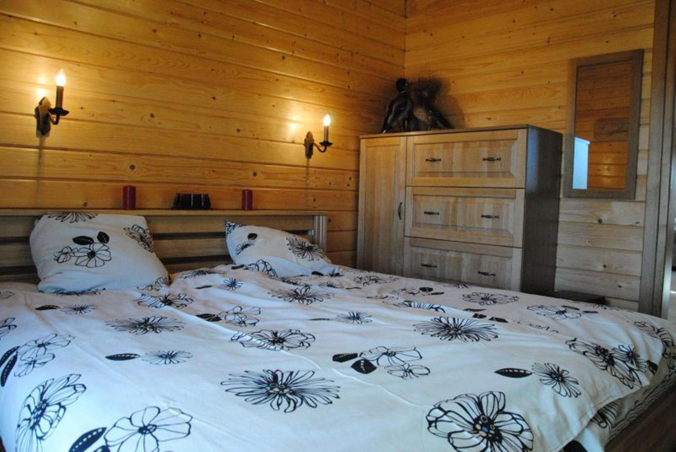 Five-Bedroom House photo 1