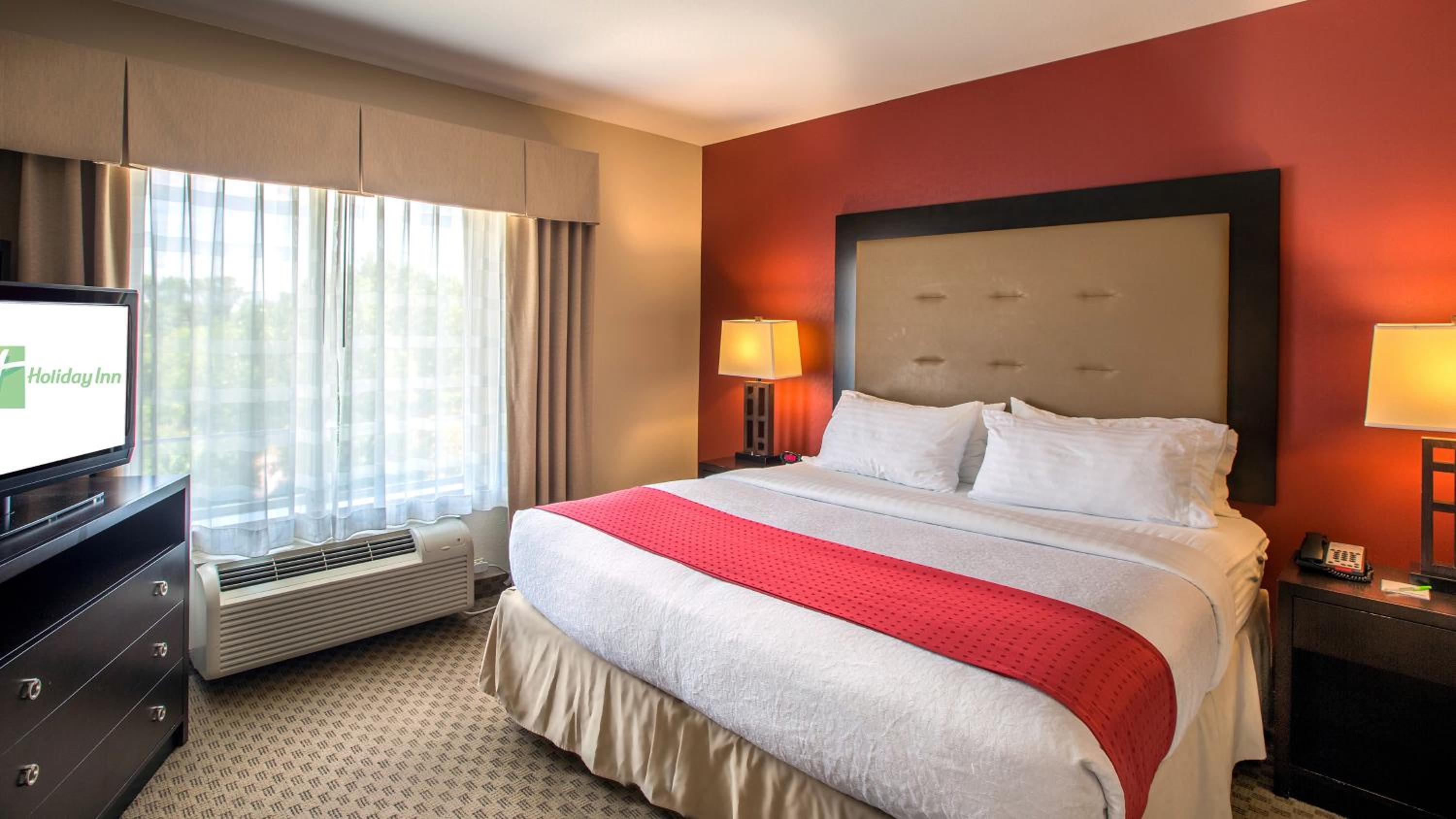 One-Bedroom King Suite - Photo 3