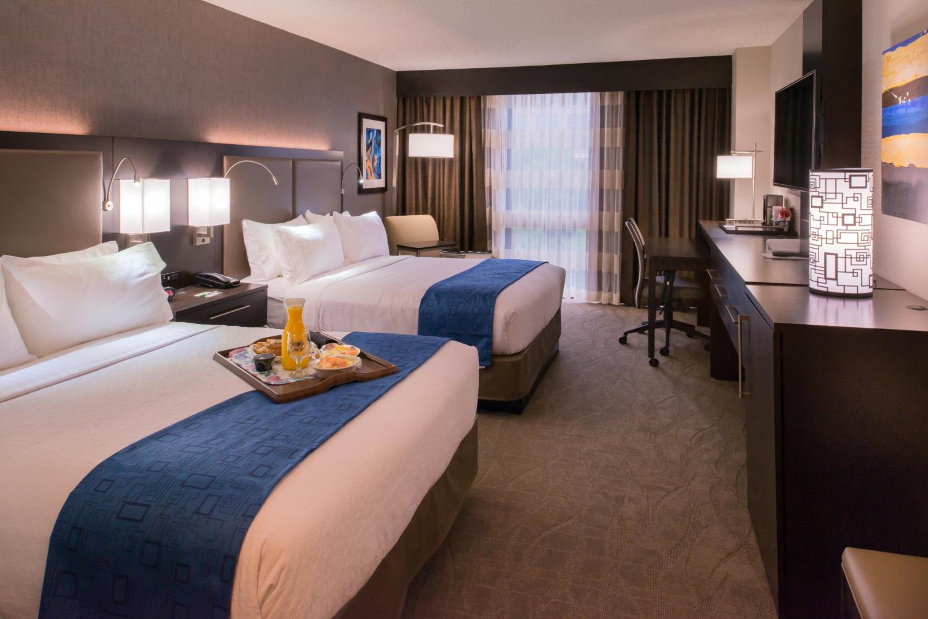 Standard Room With Two Queen Beds - Photo 2